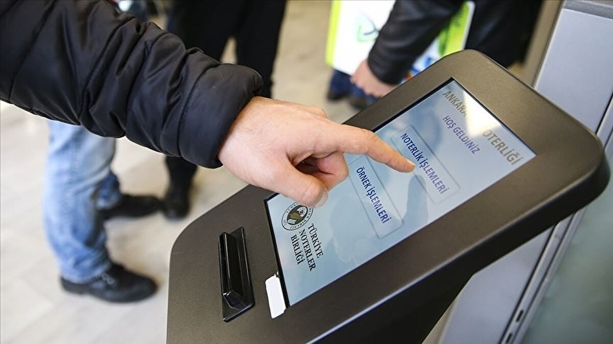 Hangi İşlemler Yapılabilecek?<br><br>Nöbetçi noterler, tatil günlerinde yalnızca acil ve gecikmesi halinde zarar doğuracak işlemleri gerçekleştirebilecek. Bu kapsamda vasiyetname tanzimi ve tasdiki başta olmak üzere bazı özel noterlik işlemleri hafta sonları da yapılabilecek.