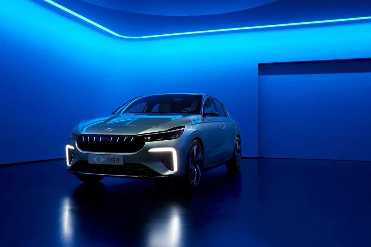 Türkiye’nin yerli otomobil markası Togg, elektrikli otomobil pazarında ekim ayında büyük bir başarıya imza attı. Togg’un sedan modeli T10F, elektrikli araç satışlarında liderliği alırken, genel otomobil satışlarında ilk 10’a girerek tarih yazdı.