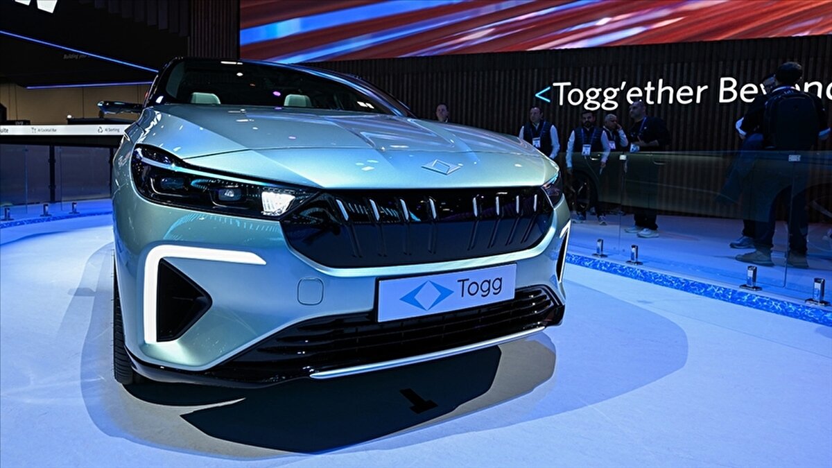 Togg T10F Elektrikli Otomobil Pazarında Zirvede<br><br>Togg’un sedan modeli T10F, Türkiye’de 15 Eylül itibariyle satışa sunulmuştu. Ekim ayında 2 bin 532 satışla elektrikli araç pazarının lideri olurken, tüm otomobiller arasında 7. sıraya yerleşti. En yakın rakibi Togg T10X ise 1.623 satışla ikinci sırada yer aldı. Diğer markalar arasında KG Mobility, Volvo ve KIA öne çıktı. Eylülde 1.194 satış yapan T10F, ekim itibariyle toplamda 3.726 adetlik satış rakamına ulaştı. 