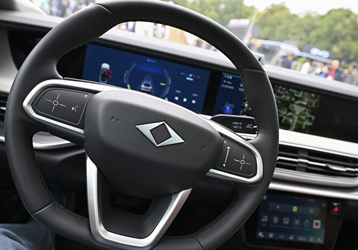 Ekimde En Çok Satılan Model Volkswagen Taigo<br><br>Türkiye’de model bazında en çok satılan otomobil Volkswagen Taigo oldu. 4.111 adetle listenin zirvesine oturan Taigo’yu, 3.866 satışla Renault Megane Sedan ve 3.850 satışla Renault Clio takip etti. Togg T10F, elektrikli araç segmentinde listenin tek temsilcisi olarak dikkat çekti. T10X ise 1.623 satışla 15. sırada yer aldı.