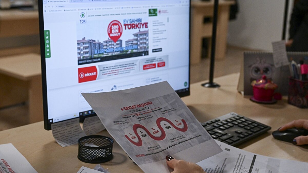 En fazla soru İstanbul, Ankara, İzmir ve deprem bölgelerinden<br><br>TOKİ verilerine göre, İstanbul Halkla İlişkiler Birimine 2025 yılı Ocak-Kasım döneminde 7 bin 653 kişi başvururken, 24 Ekim'den bu yana 385 kişi bilgi almak için kuruma geldi.<br><br>Aynı dönemde çağrı merkezine gelen toplam arama sayısı 350 bini buldu, bu çağrıların 44 bin 860'ı proje tanıtımının yapıldığı 24 Ekim sonrasında gerçekleştirildi. Ankara Bilgi Edinme Birimine de projenin duyurulduğu tarihten bu yana 15 bin başvuru ulaştı.<br><br>Kurumun sosyal medya hesaplarında da benzer hareketlilik gözlendi. 2025'in ekim ayına kadar 97 bin 535 soru yanıtlanan hesaplardan, 24 Ekim'den itibaren 21 bin 10 soruya cevap verildi.<br><br>Bu dönemde proje hakkında Instagram'dan 8 bin 561, X'ten 6 bin 326 ve Facebook'tan 6 bin 133 soru yöneltildi. Vatandaşlar en çok konut başvuruları, kura tarihleri, ödeme planları, sözleşme ve teslim süreçleri hakkında bilgi talep etti. En fazla soru gelen iller ise İstanbul, Ankara, İzmir ve deprem bölgeleri oldu.