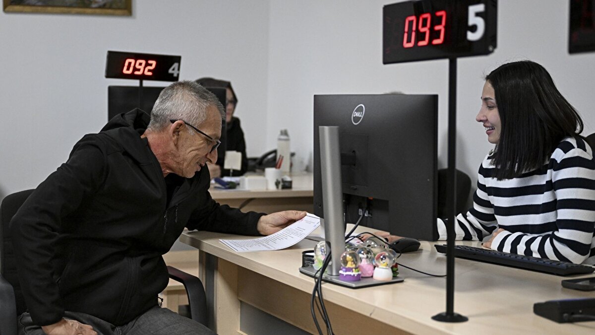 Artan yoğunluk üzerine TOKİ, çağrı merkezi, sosyal medya ve halkla ilişkiler birimlerindeki çalışma düzenini yeniden planladı. Yoğun talep nedeniyle çağrı merkezindeki 24 kişilik personel sayısı 54'e çıkarıldı.