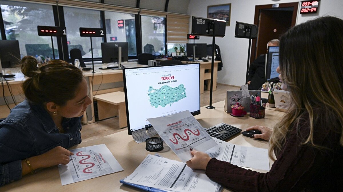 TOKİ çağrı merkezinde yoğun mesai<br><br>Anadolu Ajansı (AA) ekipleri, TOKİ'nin İstanbul ve Ankara'daki çağrı merkezi ile bilgilendirme stantlarında yürütülen çalışmaları yerinde görüntüledi.<br><br>TOKİ'nin İstanbul Halkalı'daki yerleşkesinde hizmet veren çağrı merkezinde Türkiye'nin dört bir yanından gelen aramalar yanıtlanıyor.<br><br>Çağrı merkezi birim sorumlusu Gülşah Taşdoğan, AA muhabirine yaptığı açıklamada, projenin açıklamasının ardından vatandaşların yoğun ilgisiyle karşılaştıklarını söyledi.<br><br>Cumhurbaşkanı Erdoğan'ın 24 Ekim'deki tanıtım açıklamasının ardından çağrı merkezine gelen aramalarda yüzde 100'ü geçen oranda artış yaşadıklarını belirten Taşdoğan, "Proje açıklamasından önce günde ortalama 2 bin 500 çağrıya cevap verirken, an itibarıyla bu sayı günlük ortalama 7 bine ulaştı. 10 Kasım'da başvuruların başlamasıyla beraber bu çağrıların günlük ortalama 10 bine çıkacağını öngörüyoruz." dedi.