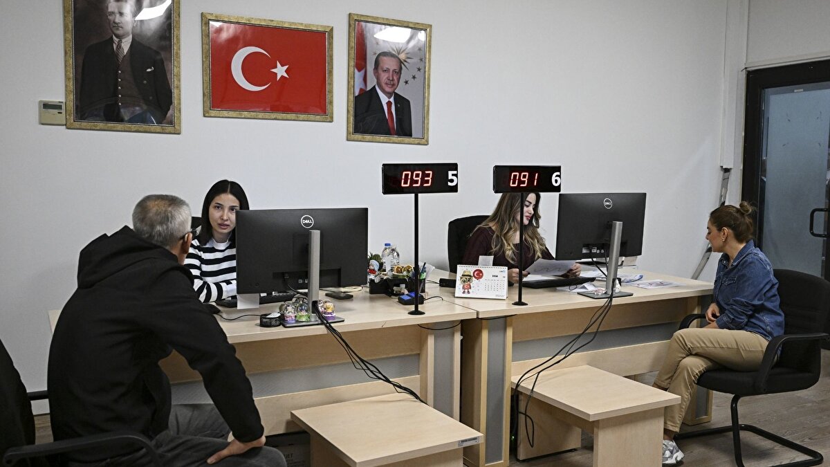 Taşdoğan, 2025 yılının ilk on ayında toplamda 350 bin çağrıya cevap verdiklerini kaydederek, "Vatandaşlarımızın bu projeye gösterdiği yoğun ilgi, konut sahibi olma arzusunun ve TOKİ'ye duyulan güvenin ne kadar güçlü olduğunu bir kez daha ortaya koydu. Biz de Çevre, Şehircilik ve İklim Değişikliği Bakanlığımızın koordinasyonunda 81 ilimize eşit hizmet anlayışıyla en iyi şekilde destek olabilmek için var gücümüzle çalışıyoruz." ifadelerini kullandı.<br><br>Çağrı merkezindeki çalışma düzenlerinde değişikliğe gittiklerini anlatan Taşdoğan, şöyle konuştu:<br><br>"Bu süreçte hizmetin kesintisiz ve hızlı bir şekilde sürdürülebilmesi için çağrı merkezimizde çalışma saatlerimizi uzattık, vardiya sistemimizi güçlendirdik ve personel sayımızı dönemsel olarak artırdık. Amacımız, arayan her vatandaşımıza hızlı, doğru ve güler yüzlü hizmet sunmak."<br><br>Vatandaşların en çok başvuru süreçleri, kura tarihleri, ödeme planları ve proje kapsamındaki iller hakkında bilgi talep ettiğini dile getiren Taşdoğan, çağrı merkezine gelen aramaların yoğun olduğu ilk 5 ilin İstanbul, Ankara, İzmir, Bursa ve Konya olduğunu bildirdi.