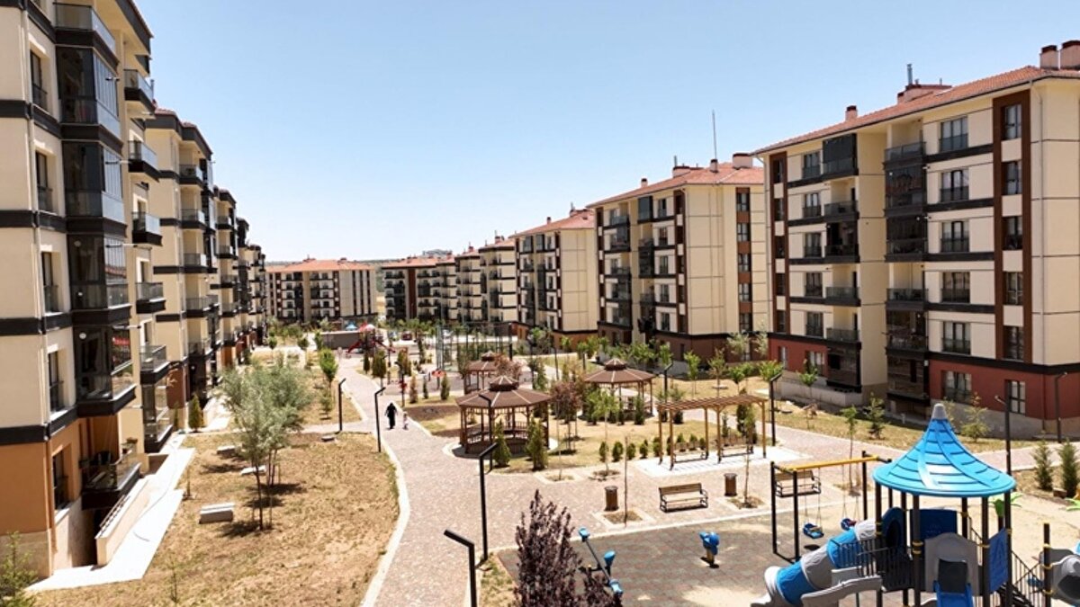 Ankara'da stantlara yoğun ilgi<br><br>Başvurular öncesinde TOKİ'nin Ankara'daki hizmet birimlerinde kurulan bilgilendirme stantları da proje hakkında bilgi almak isteyen vatandaşlardan ilgi gördü.<br><br>Görevliler, gelen her talebi tek tek değerlendirerek vatandaşlara süreç hakkında ayrıntılı bilgi verdi.<br><br>Proje hakkında bilgi almak için stantlara gelen Abdülkadir Elma, 18-30 yaş aralığındaki genç kategorisinden başvuru yapmayı planladığını belirtti.<br><br>Bu yaşta ev sahibi olma imkanı sunulmasının kendisi için önemli bir fırsat olduğunu söyleyen Elma, taksitlerin cüzi miktarda olmasının süreci kolaylaştırdığını ifade etti.<br><br>Elma, "Bu dönemde uygun ödemelerle ev sahibi olabilmek gerçekten büyük bir şans. Böyle bir imkan sundukları için çok mutluyum, umarım bana da çıkar." dedi.