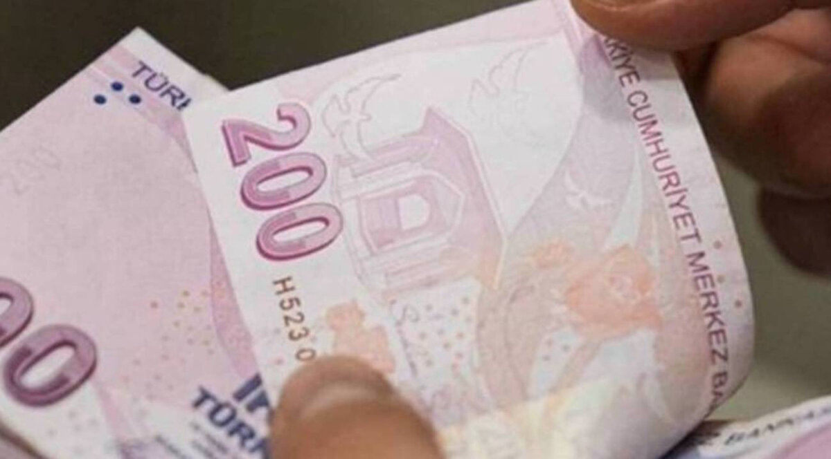 2026 BURS KREDİ ÜCRETİ NE KADAR OLACAK?<br><br>Öğrencilerin gündemindeki bir diğer önemli konu ise 2026 yılı itibarıyla burs ve kredi ücretlerine yapılacak zam. Mevcut durumda, 2025 yılı için geçerli olan tutarlar şu şekildedir:<br><br>Ön Lisans ve Lisans: 3.000 TL<br><br>Yüksek Lisans: 6.000 TL<br><br>Doktora: 9.000 TL<br><br>Bu tutarların Aralık ayında yeniden değerlendirilerek 2026 yılı için güncellenmesi bekleniyor. Resmi bir açıklama olmamakla birlikte, lisans bursunun enflasyon beklentilerine göre güncellenmesi öngörülüyor.<br>