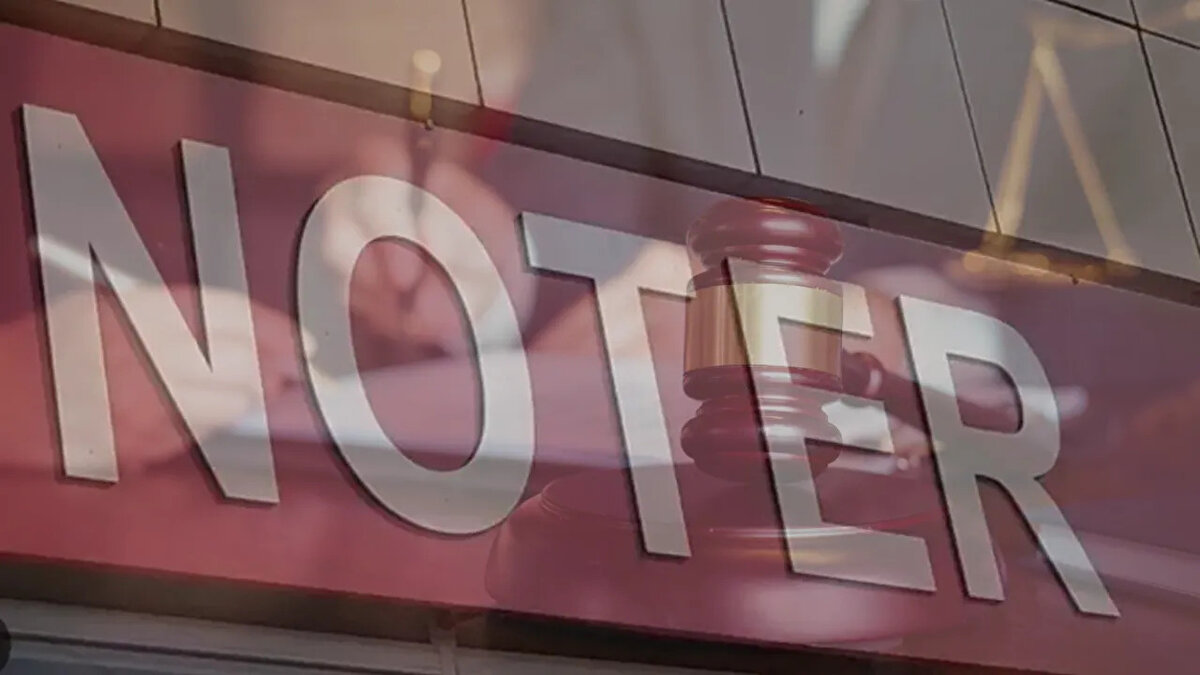 Noter Öğle Arası Saatleri: İşlem Yapılmıyor.<br><br>Noterlerde, çalışanların dinlenmesi için gün ortasında bir saatlik öğle arası molası uygulanır. Bu mola süresince noter kasaları kapanır ve hiçbir işlem yapılmaz.<br><br>Standart Öğle Arası: 12:30 – 13:30<br><br>İşlem Başlangıcı (Öğleden Sonra): 13:30<br><br>Önemli Uyarı: Öğle molası saatleri (12:30) ve mola bitiş saatleri (13:30) noterlerde en yoğun anlardır. Moladan hemen önce veya hemen sonra gitmek, uzun bekleme sürelerine neden olabilir.<br><br>Büyükşehirlerdeki Durum: İstanbul, Ankara ve İzmir gibi metropollerde, bazı noterlerin iş yoğunluğuna bağlı olarak öğle arasını 12:00 – 13:00 saatleri arasında yaptığı görülebilir. Gitmeden önce ilgili noteri arayarak teyit etmek faydalı olacaktır.