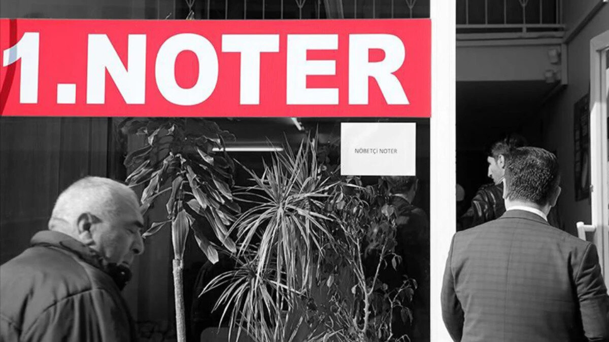 Hafta Sonu Noterlik Mesai Saatleri: Nöbetçi Noter Uygulaması<br><br>Vatandaşların hafta içi mesai saatlerine yetişemediği durumlar ve özellikle araç alım-satım gibi acil işlemler için 2019 yılında "Nöbetçi Noterlik" uygulaması başlatıldı. Bu uygulama sayesinde Cumartesi ve Pazar günleri de noterlik hizmeti almak mümkün hale geldi.<br><br>Nöbetçi noterler, Türkiye Noterler Birliği (TNB) tarafından her hafta belirlenir ve listeler kurumun resmi web sitesinde yayınlanır.<br><br>Cumartesi Noter Çalışma Saatleri<br>Nöbetçi noterler, Cumartesi günleri hafta içine göre daha kısa süre hizmet verir ancak öğle arası uygulaması genellikle bulunmaz.<br><br>Cumartesi Mesai Saatleri: 09:00 – 16:00