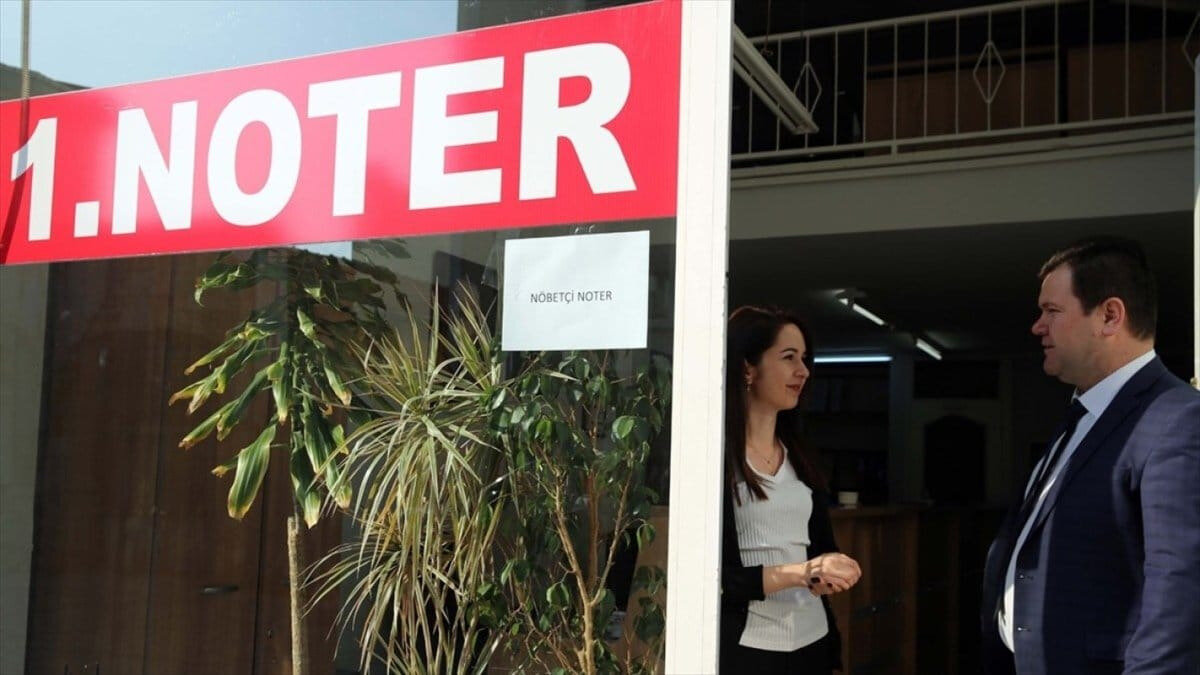 Noterler resmi tatillerde çalışıyor mu? Hayır. Noterler, devlet daireleri gibi Ramazan Bayramı, Kurban Bayramı, 1 Ocak, 23 Nisan, 1 Mayıs, 19 Mayıs, 15 Temmuz, 30 Ağustos ve 29 Ekim gibi resmi tatil günlerinde kapalıdır.<br><br>Notere randevusuz gidilir mi? Evet, noter işlemleri için randevusuz olarak doğrudan gidip sıra numarası alabilirsiniz. Ancak yoğunluk varsa beklemeniz gerekebilir.<br><br>İstanbul'daki noterlik mesai saatleri farklı mı? Hayır, İstanbul'daki noterler de genel olarak 09:00-17:00 arası çalışır. Ancak bazı çok yoğun noterler 08:30'da açılıp 17:30'da kapanış yapabilmektedir.
