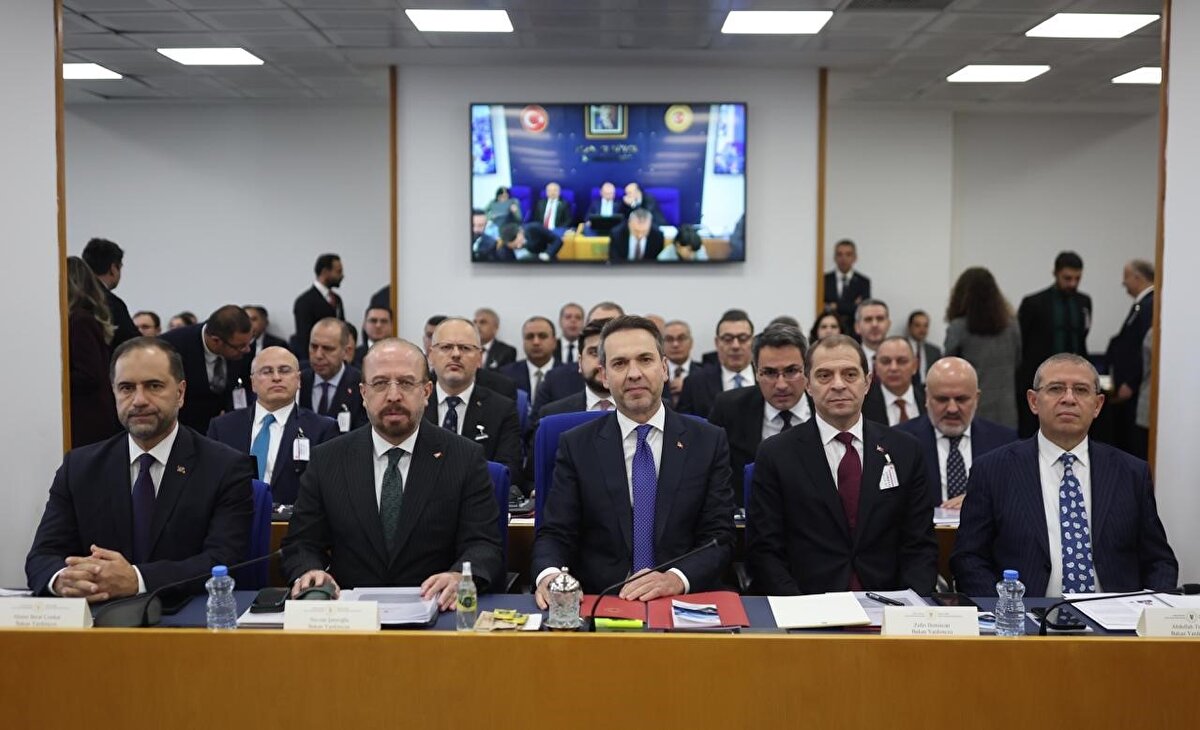 "161 kara sondajını tamamladık 62 milyon varillik yeni petrol rezervi keşfettik"<br>Bayraktar, Gabar’da geçen yıl bu günlerde yaklaşık 57 bin varil olan günlük petrol üretimini, yüzde 42 artırarak 81 bin varile yükselttiklerini dile getirerek bu üretim ile cari açığın azaltılmasına yılda yaklaşık 2 milyar dolarlık katkı sağladıklarına işaret etti.<br>Arama ve üretim faaliyetlerinin yapılabilmesi amacıyla Gabar’ın sarp arazisinde yoğun bir çalışma yürüterek, yaklaşık 700 kilometrelik bir yol ağı inşa ettiklerini söyleyen Bayraktar, "2025 yılında Şırnak, Adıyaman ve Diyarbakır başta olmak üzere toplam 161 kara sondajını tamamladık, 50 sondaja ise devam ediyoruz. Bu çalışmalar neticesinde, 62 milyon varillik yeni rezerv keşfettik. 2026 yılında 282’si karada, 18’i denizde olmak üzere toplam 300 sondaj yapmayı hedefliyoruz. Tüm bu çalışmalarımızın sonucu olarak petrol ve doğal gazda tarihimizin en yüksek üretim seviyelerine ulaştık. Yurt içi ve yurt dışında günlük toplam 180 bin varil üretim gerçekleştiriyoruz. Bu üretimle her gün yaklaşık 7 milyon aracın yakıt ihtiyacını kendi petrolümüzle karşılayabiliyoruz" diye konuştu.