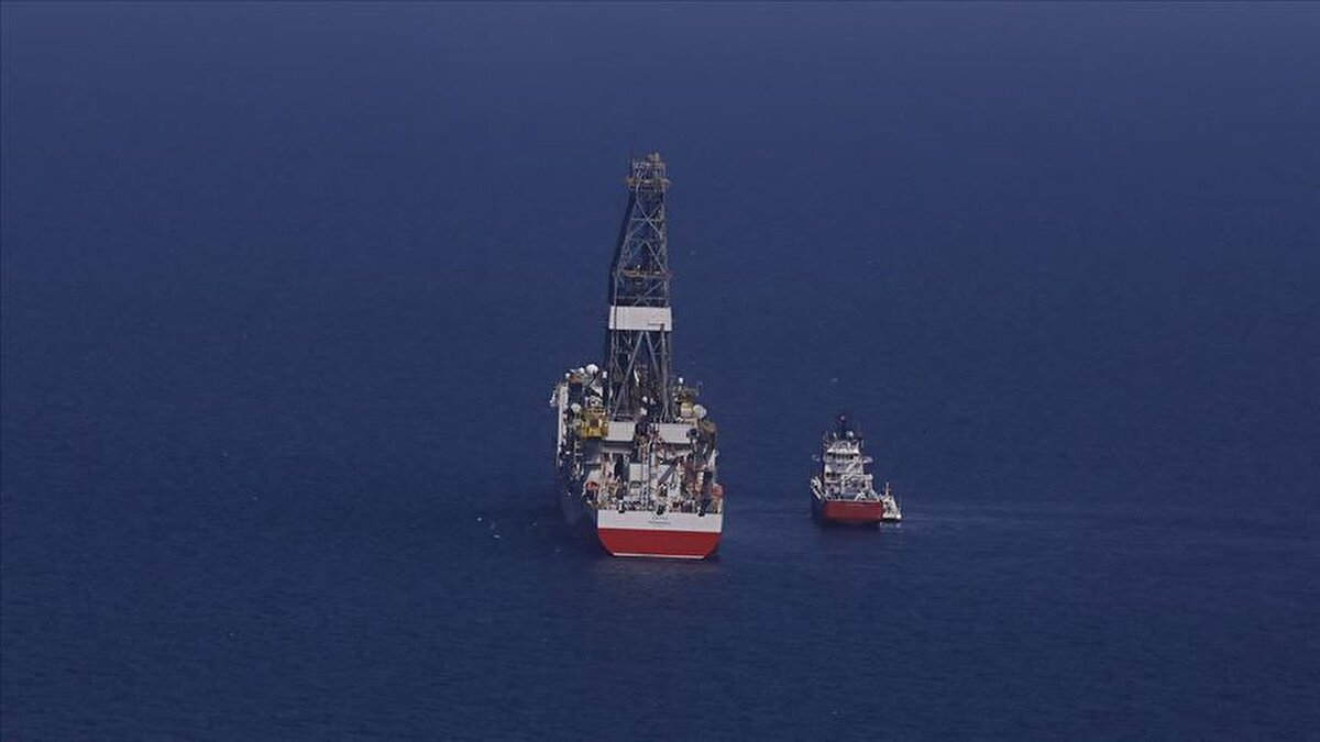 "Rüzgâr ve güneş kurulu gücümüzü 38 bin MW’ın üzerine çıkartarak 29 Keban Barajı’na eş değer bir kapasiteyi devreye aldık"<br>Türkiye’nin elektrik talebinin geçen yıl yaklaşık yüzde 6 oranında artarak 354 milyar kWh’e yükseldiğini söyleyen Bayraktar, sözlerini şu şekilde sürdürdü:<br>"Bu yüksek talep artışını karşılamak üzere son bir yılda devreye aldığımız yaklaşık 7 bin MW’lık kapasiteyle kurulu gücümüzü 121 bin 418 MW’a ulaştırdık. Rüzgâr ve güneş kurulu gücümüzü 38 bin MW’ın üzerine çıkartarak 29 Keban Barajı’na eş değer bir kapasiteyi devreye aldık. Bu yıl yalnızca rüzgâr ve güneşten elde ettiğimiz elektrik, sanayi tüketimimizin yaklaşık yüzde 75’ini karşılayacak seviyeye gelmiştir. Avrupa’da Almanya ve Fransa’nın ardından en yüksek elektrik talebine sahip üçüncü ülkeyiz. Bu yıl elektrik talebimiz hava şartlarının da etkisiyle 29 Temmuz’da günlük bazda 1,24 milyar kWh’i, yine Temmuz’da aylık bazda yaklaşık 34 milyar kWh’i aşarak rekor seviyelere ulaştı. Bu dönemde zirveye çıkan talebin yüzde 60’ını yerli ve yenilenebilir enerji kaynaklarımızdan karşıladık. Bunların yanı sıra yenilenebilir enerjinin toplam kurulu güç içindeki payını yüzde 62’ye, yerli kaynakların oranını ise yüzde 71’e yükselttik. Geldiğimiz bu nokta itibarıyla Uluslararası Yenilenebilir Enerji Ajansı verilerine göre, toplam yenilenebilir enerji kurulu gücümüz ile Avrupa’da 5., dünya genelinde ise 11. sırada yer alıyoruz."