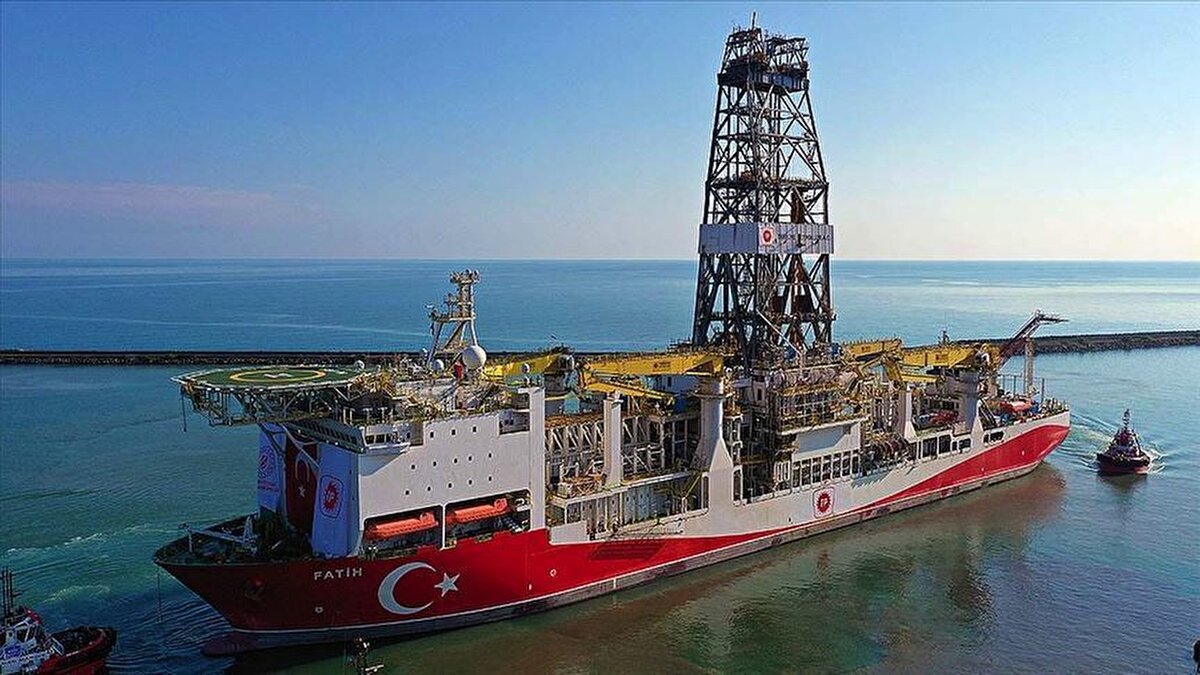 "81 ilimizde 950 yerleşim yeri ve 229 OSB’ye doğal gazı ulaştırdık "<br>Doğal gaz iletim ve dağıtım şebekesinin gelişimine dikkati çeken Bayraktar, "243 bin kilometrelik iletim ve dağıtım şebekemizle, 81 ilimizde 950 yerleşim yeri ve 229 OSB’ye doğal gazı ulaştırdık. Son bir yılda; ilave 51 yerleşim yerine doğal gaz arzı sağlamamızın yanı sıra Türkiye genelinde konut abone sayısı da yaklaşık 1 milyon artmıştır. Nüfusumuzun yüzde 85’ine doğal gaz kullanım imkânı sunarak vatandaşlarımıza sadece bir enerji kaynağı değil yaşam konforu ve şehirlerimizde yüksek bir hava kalitesi de sağlıyoruz. Gerçekleştirdiğimiz doğal gaz dönüşümü sayesinde yıllık 34 milyon ton karbondioksit emisyonunun yanı sıra kükürt kaynaklı kirlilik oluşumunu da önlüyoruz" şeklinde konuştu.