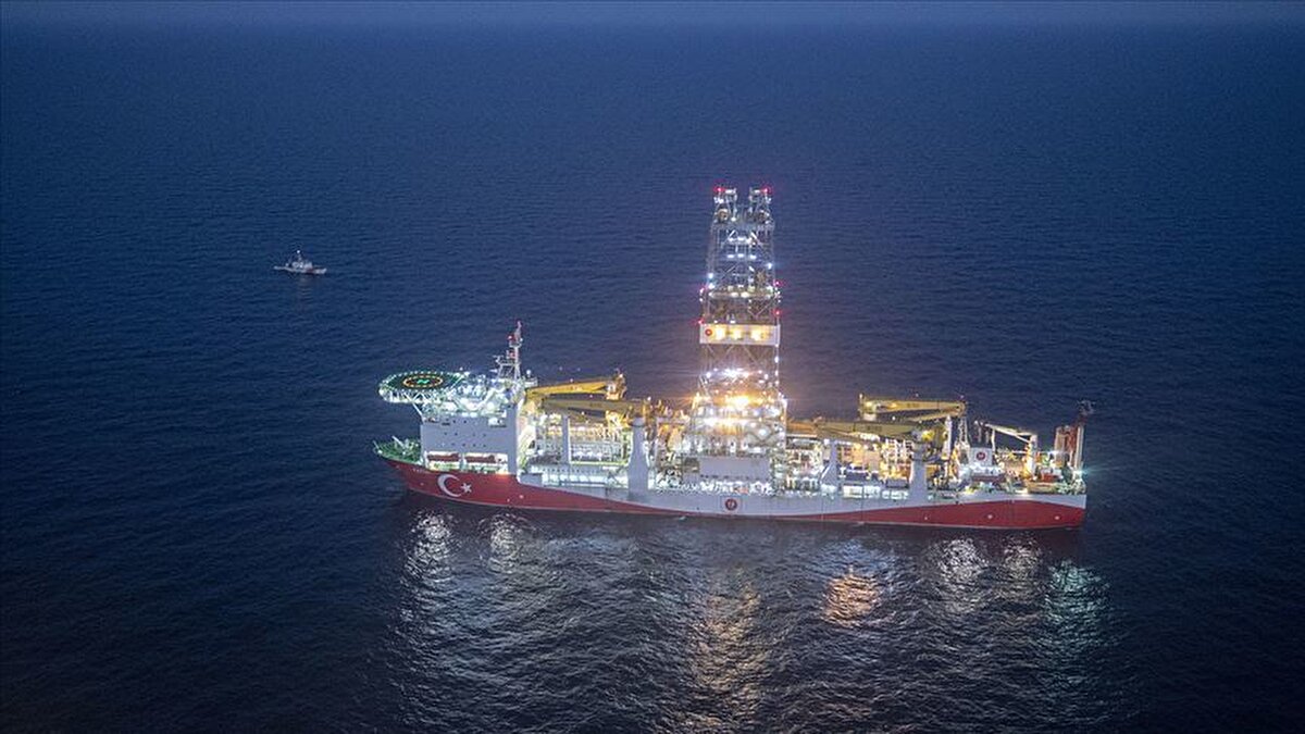 Bayraktar, nükleer enerjinin Türkiye için alternatif değil, zorunluluk olduğuna değinerek Akkuyu Nükleer Güç Santrali’nin, aynı anda 4 reaktör inşasının yürütüldüğü, dünyanın en büyük nükleer santral projesi olduğunu söyledi. 2050 yılında 20 bin MW’lık nükleer kapasiteye sahip olmayı planladıklarını, Sinop ve Trakya’daki nükleer güç santrali projeleriyle ilgili çalışmaların sürdüğünü anlatan Bayraktar, bununla birlikte 5 bin MW’lık küçük modüler reaktörlere (SMR) sahip olmak istediklerini dile getirdi.<br>"Enerji tüketimimizde yaklaşık yüzde 16 tasarruf edeceğiz"<br>Enerji verimliliğinin; iklim hedeflerine ulaşmanın, sanayinin rekabet gücünü artırmanın ve sürdürülebilir kalkınmanın stratejik unsurlarından biri haline geldiğini söyleyen Bayraktar, "Sadece 2024 yılında 3,4 milyar dolarlık yatırımla 1 milyon 544 bin TEP tasarruf sağladık ve 4,8 milyon ton karbondioksit emisyonunu engelledik. Eylem planı dönemi sonunda enerji tüketimimizde yaklaşık yüzde 16 tasarruf edeceğiz" ifadelerini kullandı.<br><br>Bayraktar, enerjiyi çatışma ve gerilim alanı olarak değil, bölgesel ve küresel iş birliğinin bir aracı olarak gördüklerini vurgulayarak 2016 yılından itibaren dünyada LNG arzının genişleyeceğini öngörüsü ile son bir yılda 143 milyar metreküplük LNG kontratı yaptıklarını söyledi.