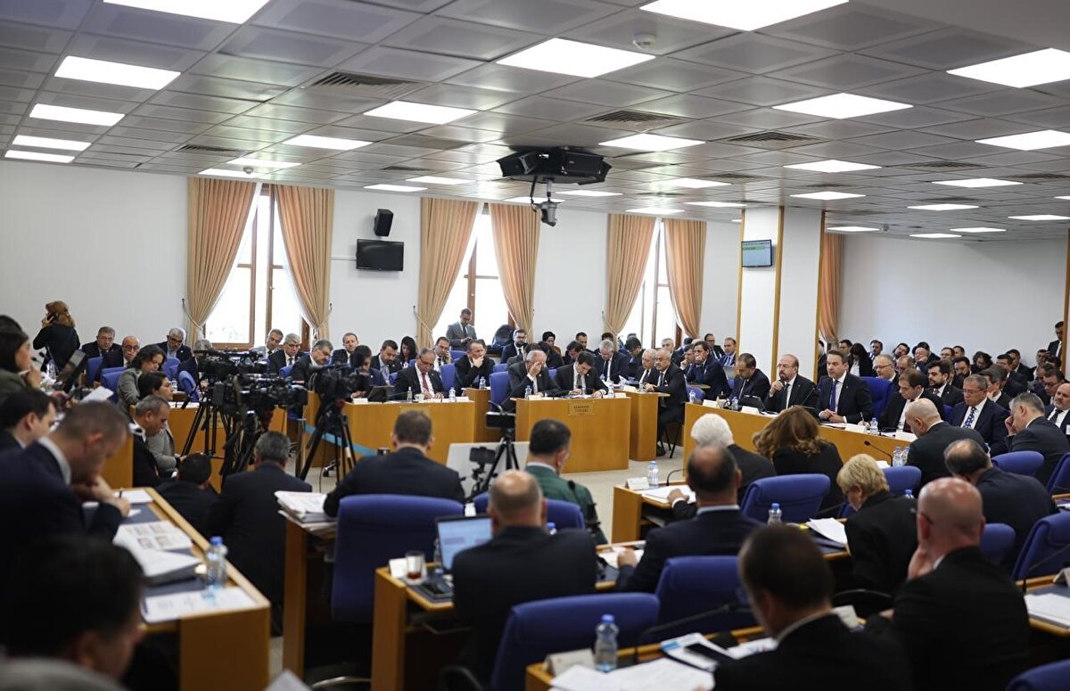 "Güncel değeri 37 milyar dolar olan 92,4 milyar metreküp doğal gaz keşfettik"<br>Petrol ve doğal gaz gibi birincil enerji kaynaklarında dışa bağımlılığın yüksek olmasının, Türkiye’nin enerji arz güvenliği ve dış ticaret dengesi üzerinde önemli etkiler oluşturduğu söyleyen Bayraktar, geçen sene 66 milyar dolar olan enerji ithalatımızı azaltmak adına yurt içi ve yurt dışındaki arama ve üretim faaliyetlerimizi artırdıklarını bilgisini paylaştı. Bakan Bayraktar, şu ifadelere yer verdi:<br>"Devam eden arama faaliyetlerimiz kapsamında başta Mayıs ayında Göktepe-3 kuyusunda yaptığımız 75 milyar metreküplük keşifle birlikte 2025 yılı içerisinde, güncel değeri 37 milyar dolar olan 92,4 milyar metreküp doğal gaz keşfettik. Arama faaliyetlerinin yanı sıra, Sakarya sahasında üretimin artırılması yönünde de çalışmalarımıza devam ediyoruz. Geçtiğimiz yıl bu zamanlarda, günlük yaklaşık 7 milyon metreküp olan üretimimiz, tamamlanan Faz-1 sonunda 9,5 milyon metreküpe ulaşmıştır. Böylece 4 milyondan fazla hanemizin yıllık ihtiyacını kendi doğal gazımızla karşılıyor ve yıllık yaklaşık 1,5 milyar dolarlık ithalatı önlüyoruz. Faz-2 çalışmaları kapsamında ilk yüzer üretim platformumuz "Osman Gazi"yi enerji filomuza dahil ettik. Deniz üstünde adeta bir sanayi tesisi olan bu platform ile, 2026 yılında üretime başlayacak ve günlük doğal gaz üretimimizi 20 milyon metreküpe çıkararak mevcut üretimimizi iki katına ulaştıracağız. Faz-3 kapsamında ise 2028 yılında devreye alacağımız ikinci Yüzer Üretim Platformu ile Türkiye’nin enerji yolculuğunda yeni bir sayfa daha açacağız. Bu faz sonunda günde 45 milyon metreküp, yıllık olarak ise 16,5 milyar metreküp doğal gaz üretimi yapacağız."