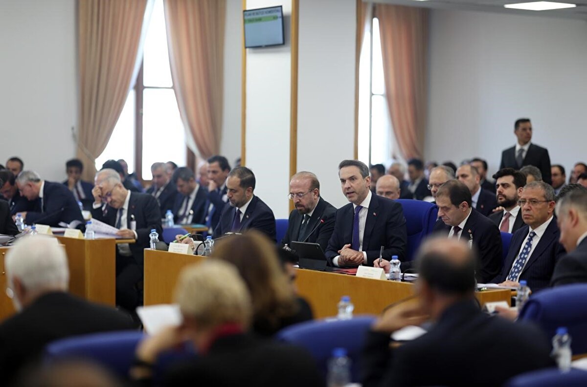 "694 milyon ton ile tek sahada en büyük ikinci nadir toprak elementi kaynağını tespit ederek pilot tesisimizi devreye aldık"<br>Stratejik önemi sebebiyle son dönemde uluslararası ticaret savaşlarının merkezinde yer alan nadir toprak elementlerinin üretilmesi ve işlenmesinin en öncelikli konulardan biri olduğunu belirten Bayraktar, "Bu doğrultuda, Eskişehir Beylikova’da yoğunlaştırdığımız arama faaliyetleri kapsamında, 125 bin metrenin üzerinde sondaj gerçekleştirdik. 694 milyon ton ile dünyada tek sahada en büyük ikinci nadir toprak elementi kaynağını tespit ederek, üretime yönelik olarak pilot tesisimizi devreye aldık. Endüstriyel tesisin kurulması çalışmalarına devam ediyoruz. Ayrıca, nadir toprak elementleri ve diğer kritik mineraller özelinde çalışmalar yapmak üzere 2018 yılında kurduğumuz Nadir Toprak Elementleri Araştırma Enstitüsünde; cevher zenginleştirme, saflaştırma ve geri dönüşümden uç ürün elde edilmesi faaliyetlerine TENMAK çatısı altında devam ediyoruz" açıklamasında bulundu.<br>Bayraktar, savunma sanayi, yerli otomobil, batarya teknolojileri ve yenilenebilir enerji ekipman üretiminin merkezinde yer alan kritik ve stratejik madenlerin vazgeçilmez nitelikte olduğunu vurgulayarak, bu çerçevede ‘Türkiye Kritik ve Stratejik Madenler Raporu’nu yayımladıklarını ve böylece kritik ve stratejik önemi olan toplam 37 maden türünü belirlediklerini sözlerine ekledi.