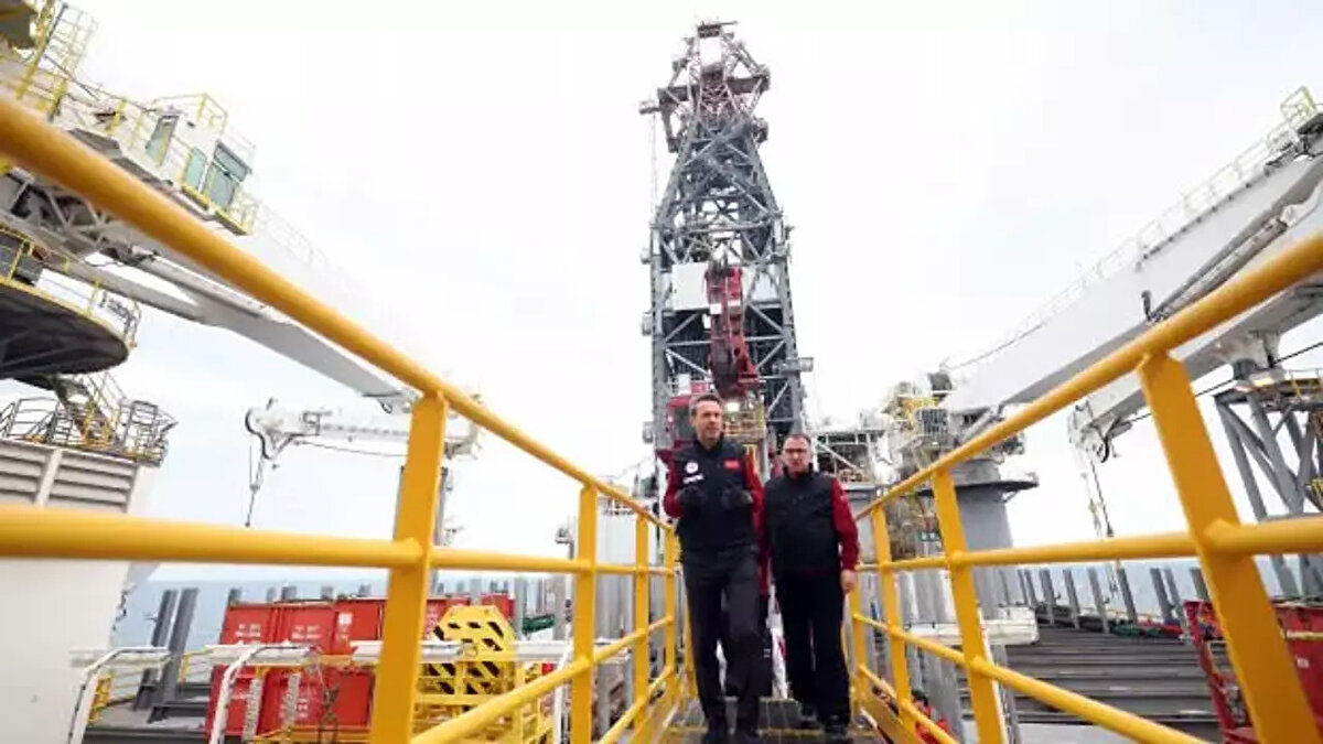 "Maden ihracatımızı da 7 kat artırarak 6 milyar dolarlık bir sektör haline getirdik"<br>Bayraktar, madencilik alanında zengin yer altı kaynaklarının sürdürülebilir kalkınma açısından önemli bir imkân sunduğunu dile getirdi. Bu alanda ‘Önce İnsan, Sonra Çevre, Sonra Katma Değerli Madencilik’ vizyonuyla hareket ettiklerini söyleyen Bayraktar, "Madencilik sektörü yüksek istihdam kapasitesi ve oluşturduğu güçlü değer zinciriyle de ülkemizin ekonomisine katkı sağlamaktadır. 2002 yılında Gayrisafi Yurtiçi Hasıla içinde bugünkü fiyatlarla 116 milyar lira olan madencilik sektörünün hacmini 4,5 katına çıkararak 2024 yılında 525 milyar liraya ulaştırdık. Ayrıca, maden ihracatımızı da 7 kat artırarak 6 milyar dolarlık bir sektör haline getirdik" ifadelerine yer verdi.