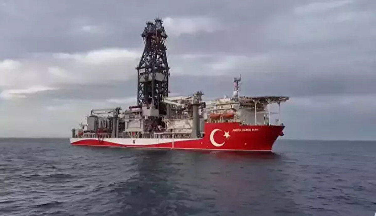 Enerji Bakanı Alparslan Bayraktar, son 1 yılda yapılan sondajlarla 37 milyar dolar değerinde yeni doğal gaz rezervi bulunduğunu açıkladı. Sakarya sahasında üretim iki katına çıkarken, Türkiye kendi gazıyla 4 milyondan fazla hanenin yıllık ihtiyacını karşılamaya başladı.