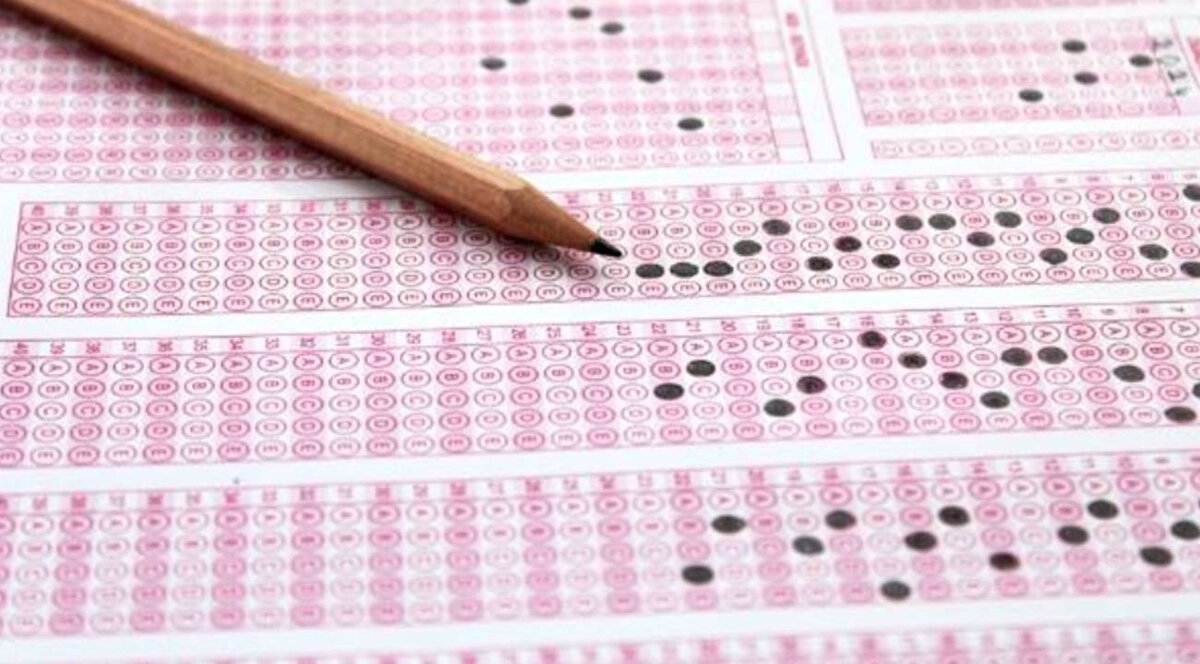 Akademik Personel ve Lisansüstü Eğitimi Giriş Sınavı (ALES) ise yılda üç kez düzenleniyor. 2026 ALES oturumlarının ilk sınavının genellikle Mart veya Nisan ayında, diğerlerinin ise Ağustos ve Kasım aylarında yapılması bekleniyor.<br><br>Dikey Geçiş Sınavı (DGS) ise her yıl Temmuz ayında gerçekleşiyor.