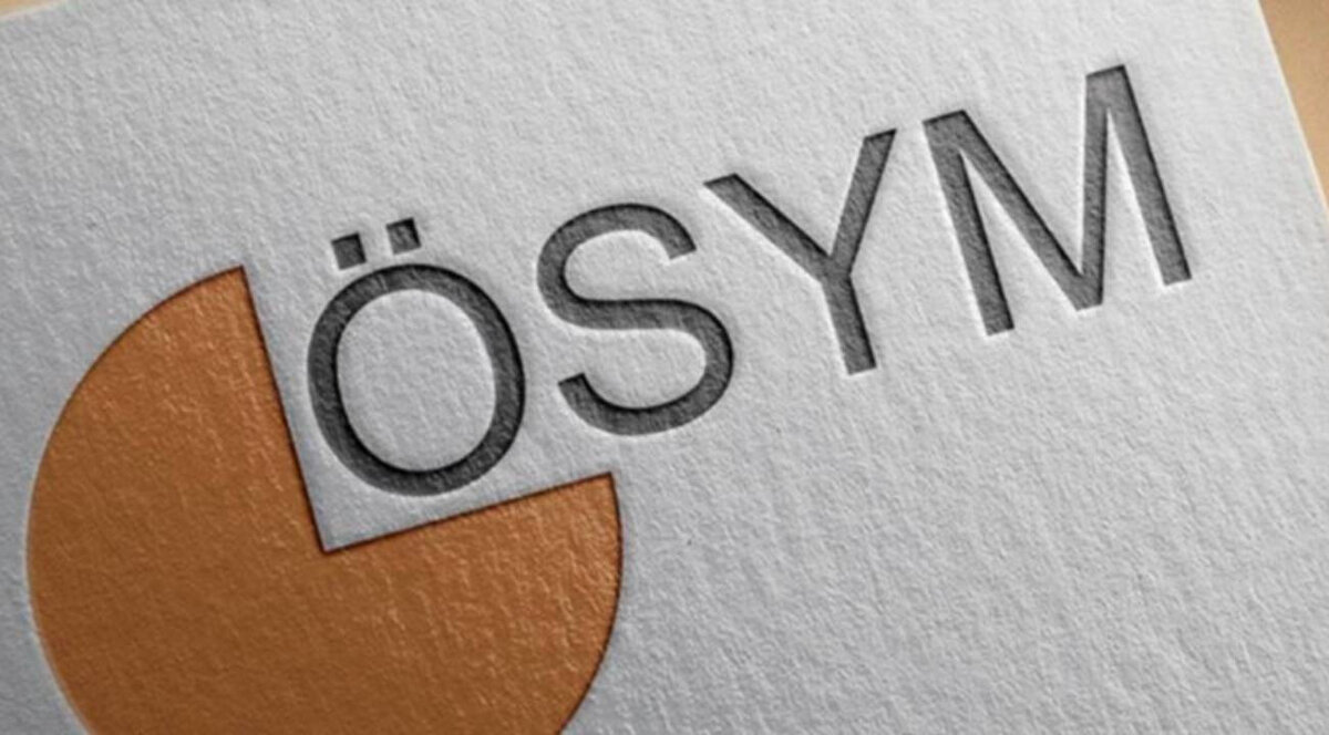 Kamu kurumlarında kariyer hedefleyen yüz binlerce memur adayı ile üniversite ve lisansüstü eğitim hayali kuran öğrenciler için kritik dönem başladı. 2026 yılında yapılacak merkezi sınavlara hazırlık sürecini planlamak isteyen adaylar, Ölçme, Seçme ve Yerleştirme Merkezi (ÖSYM) tarafından yayımlanacak resmi sınav takvimine kilitlendi. Özellikle Kamu Personeli Seçme Sınavı (KPSS) tarihleri, çalışma takvimini doğrudan etkileyeceği için büyük önem taşıyor.