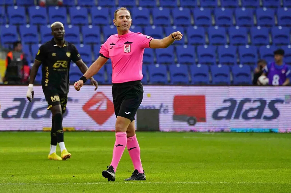 Kariyerindeki en önemli dönemeçlerden birini 2018 yılında yaşayan Altay, Merkez Hakem Kurulu (MHK) tarafından Üst Klasman Hakemliğine (Süper Lig) yükseltildi. O tarihten bu yana Süper Lig ve Türkiye Kupası'nda kritik maçlarda düdük çalmaktadır.