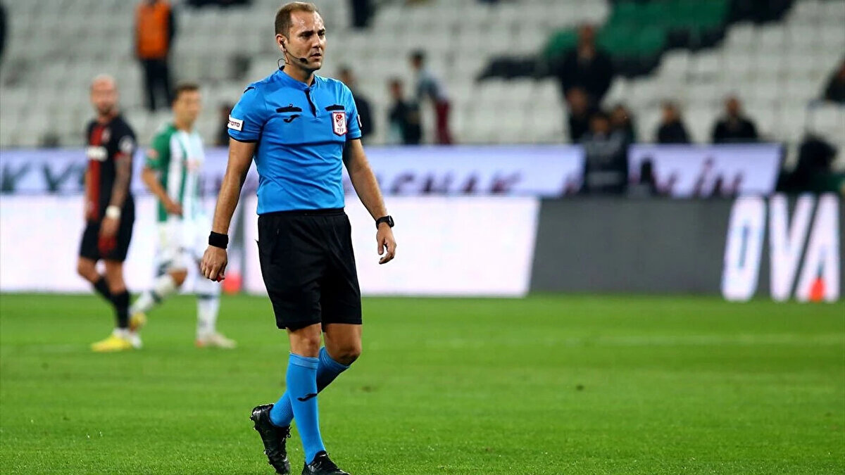 ÇAĞDAŞ ALTAY'IN MAÇ KARNESİ VE İSTATİSTİKLERİ<br><br>TFF'nin resmi kayıtlarına göre Çağdaş Altay, 2007'de başlayan kariyerinde (7 Kasım 2025 itibarıyla) toplam 486 maçta görev almıştır.<br><br>Özellikle 2018'de yükseldiği Süper Lig karnesi dikkat çekicidir. Bugüne kadar yönettiği 29 Süper Lig maçında disiplinli tavrıyla öne çıkmıştır. Altay, bu maçlarda:<br><br>117 sarı kart<br><br>3 ikinci sarıdan kırmızı kart<br><br>4 doğrudan kırmızı kart<br><br>göstererek oyun disiplininden taviz vermeyen bir yönetim tarzı sergilemiştir.