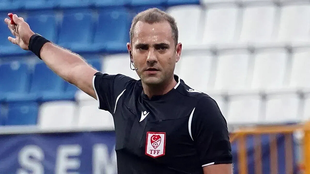 Süper Lig'de kritik maçlara atanan ve performansıyla sıkça konuşulan isimlerden biri olan Çağdaş Altay, Kacaelispor - Galatasaray maçına atanmasıyla gündeme geldi. Türkiye Futbol Federasyonu (TFF) bünyesinde İstanbul bölgesi hakemi olarak görev yapan Altay'ın hayatı merak konusu oldu. Peki Çağdaş Altay kimdir, nereli, evli mi, kaç kez Galatasaray maçı yönetti?