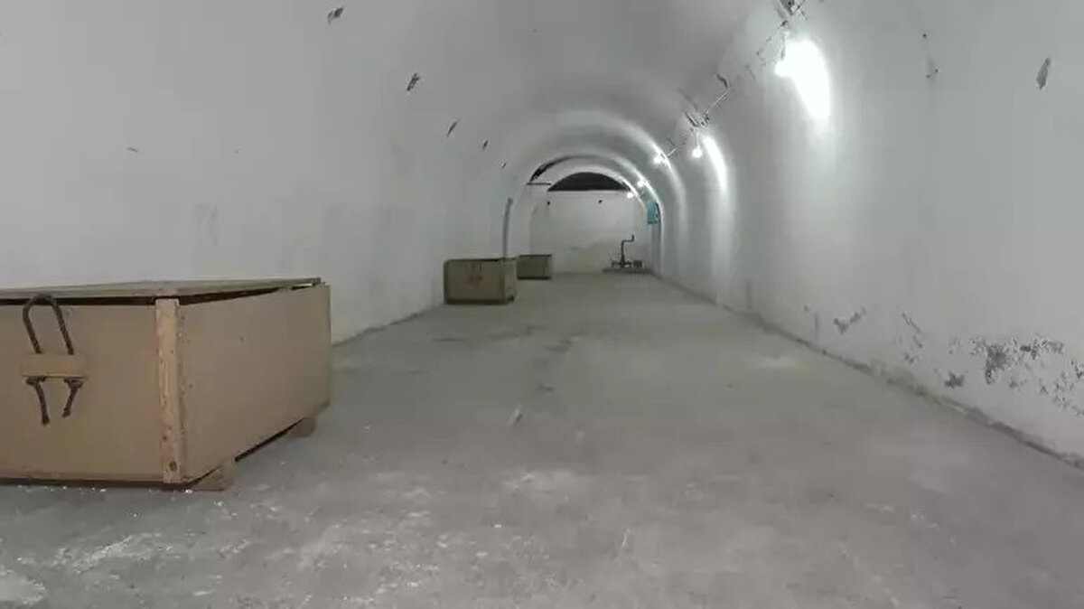 Yeni yönetmelik 10’dan fazla bağımsız konutu bulunan binalarda, 50’den fazla yataklı otel ve yurtlarda, 25’ten fazla yataklı engelli, yaşlı ve çocuk bakım merkezlerinde sığınak yapılmasını mecburi hale getirdi. Ayrıca 2000 metrekare üzerindeki üretim tesisleri ile 1000 metrekareden büyük kamu yapılarında da sığınak zorunluluğu getirildi.<br><br>Sağlık tesislerinde ise ameliyathane, doğumhane ve yoğun bakım birimleri bodrum katta, sığınak özelliklerine sahip şekilde planlanacak. Okullarda sığınak tavanı en az 20 cm, duvarları ise 30 cm kalınlığında betonarme olacak.