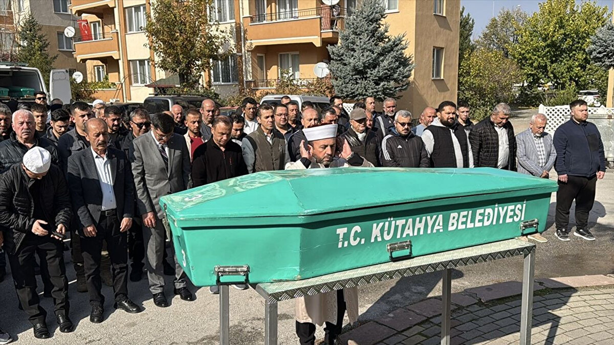 "Cep Herkülü" Naim Süleymanoğlu’nun ilk antrenörü olarak tanınan Hilmi Pekünlü, Kütahya’da hayatını kaybetti. Pekünlü'nün cenazesi, Hayme Ana Camii’nde Cuma namazına müteakip kılınan cenaze namazının ardından Kütahya Evliya Çelebi Mezarlığı’nda toprağa verildi.