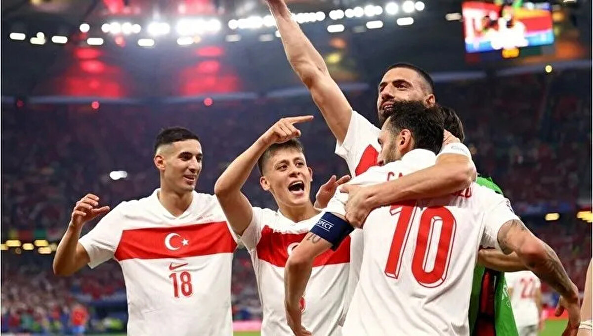 A Milli Futbol Takımımız, 2026 FIFA Dünya Kupası'na katılma mücadelesinde E Grubu'ndaki kritik yolculuğuna devam ediyor. Amerika, Meksika ve Kanada'nın ev sahipliğindeki turnuva için eleme grubunda kader maçlarına çıkan Ay-Yıldızlılar, taraftarı önünde Bulgaristan'ı ağırlayacak. Gruptan çıkma hedefiyle mutlak galibiyet arayacak olan Milliler için bu karşılaşma büyük önem taşıyor. Futbolseverler, "Türkiye - Bulgaristan maçı ne zaman, saat kaçta ve hangi kanalda?" sorularının yanıtını aramaya başladı.