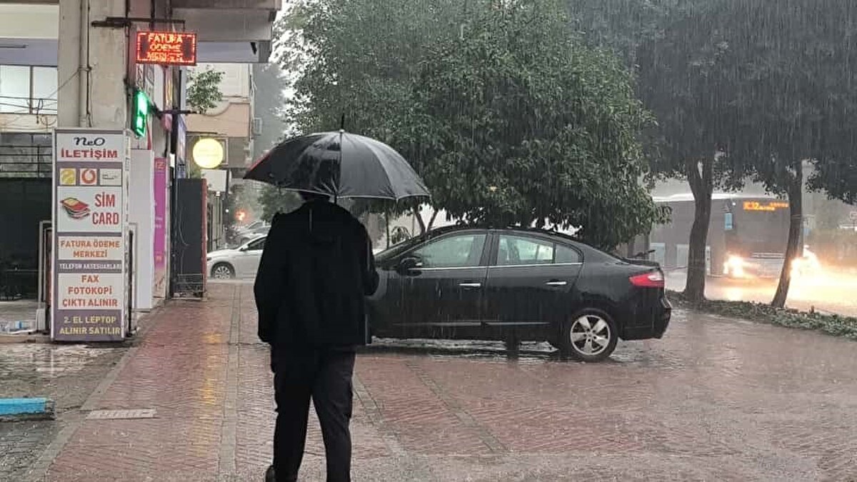 Yağışla birlikte birçok cadde ve bulvarda su birikintileri oluştu. Araçlar, göle dönen yollarda güçlükle ilerlerken, bazı sürücüler araçlarını yol kenarına çekmek zorunda kaldı. Kent genelinde kısa süreli elektrik kesintileri yaşanırken, vatandaşlar da ani dolu ve yıldırım nedeniyle güvenli alanlara sığındı.<br>