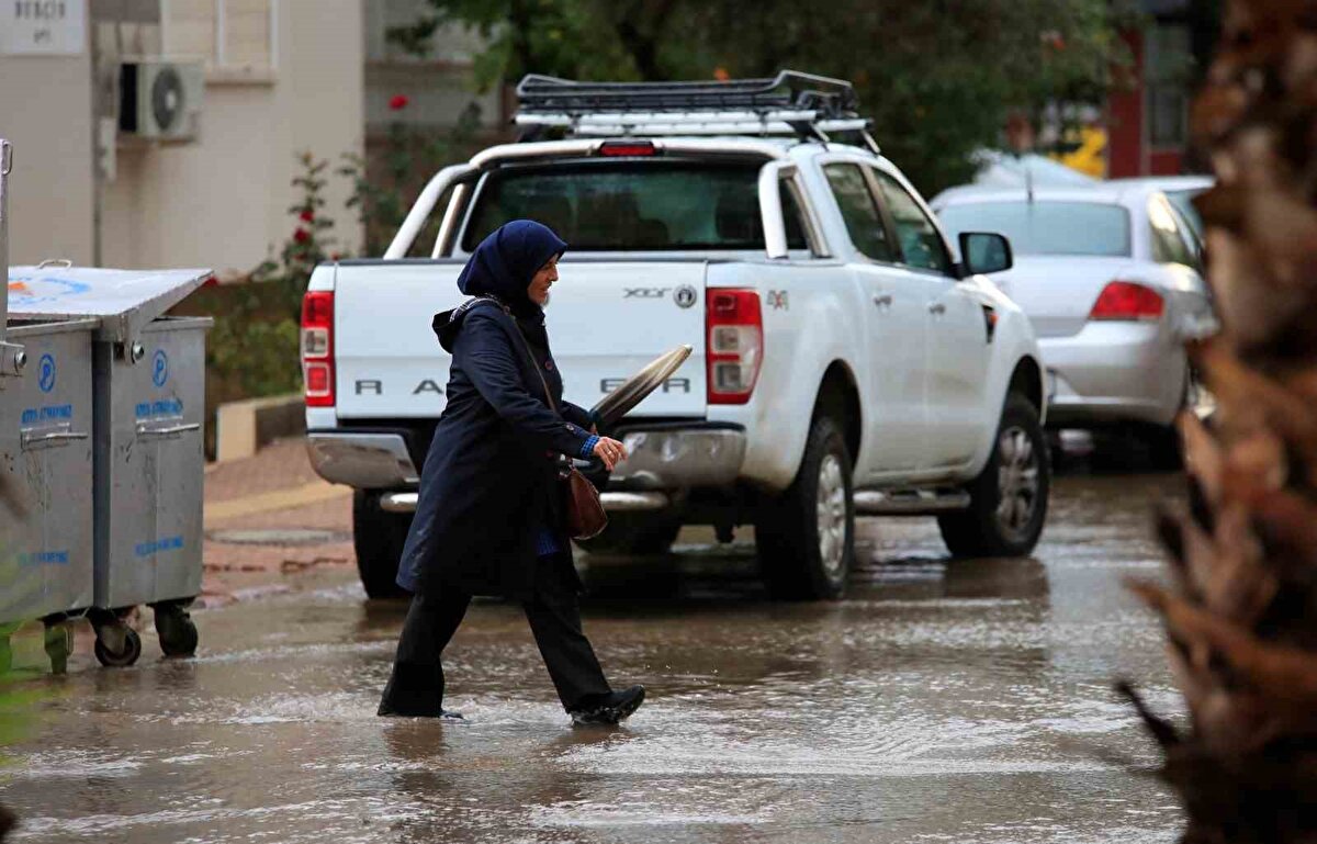 Antalya’da öğleye doğru başlayan sağanak yağış, kısa sürede etkisini artırarak doluya dönüştü. Yıldırımların eşlik ettiği yağış, kentte yaşamı olumsuz etkiledi. Kent merkezinde, özellikle Kaleiçi ve çevresinde art arda çakan yıldırımlar gökyüzünü aydınlatırken, bazı anlar kameralara da yansıdı.<br>