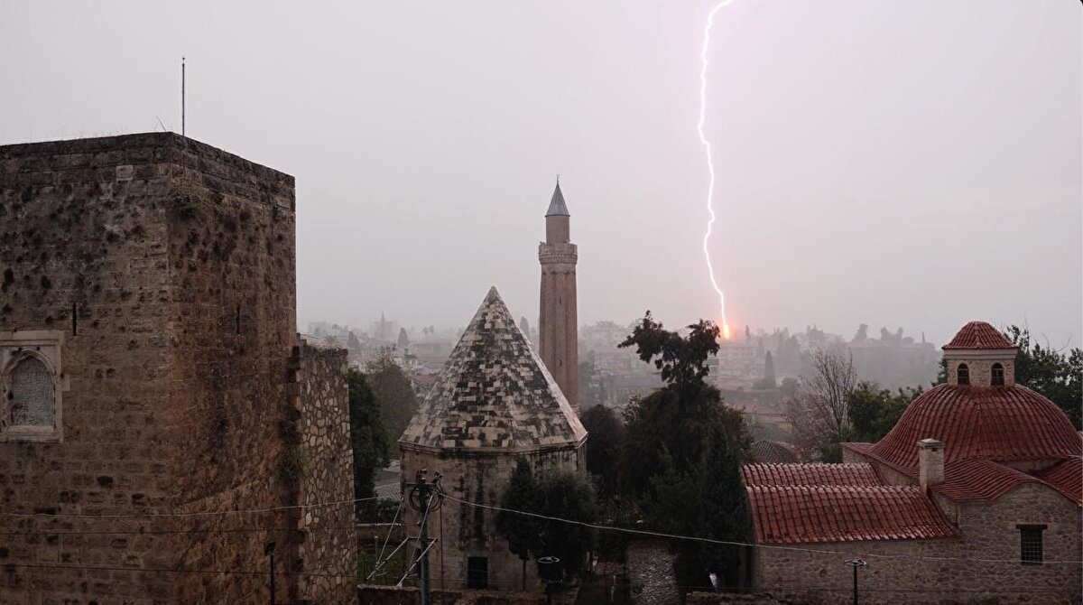 Antalya’da öğle saatlerinde etkili olan kuvvetli yağış, kısa sürede doluya dönüştü. Kentin merkezinde art arda çakan yıldırımlar ve yoğun sağanak nedeniyle cadde ve sokaklar suyla doldu.<br>