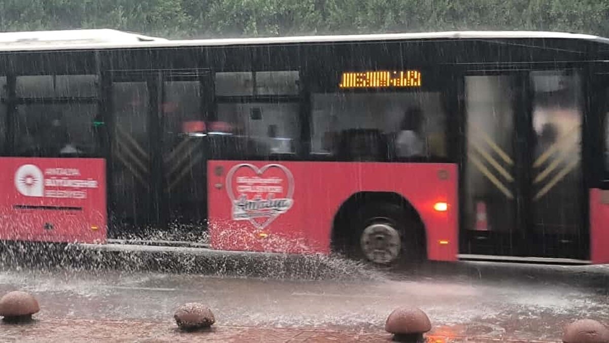 Öte yandan, Antalya Valiliği’nin yaptığı Meteoroloji Bölge Müdürlüğü’nün paylaşımına göre, kentte, batı ve doğu ilçelerinde etkili olan sağanak ve gök gürültülü fırtınanın akşam saatlerine kadar devam edeceği, vatandaşların ani sel, su baskını ve yıldırım tehlikesine karşı dikkatli olması gerektiğini bildirildi.