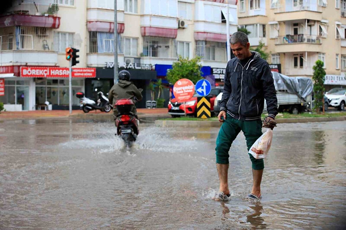 Antalya’da öğle saatlerinden itibaren etkili olan yoğun yağış ve dolu, cadde ve sokakları göle çevirdi. Art arda çakan yıldırımlar ve ani sel uyarıları, vatandaşları güvenli alanlara yöneltti. Meteoroloji, fırtınanın akşam saatlerine kadar devam edeceğini açıkladı.