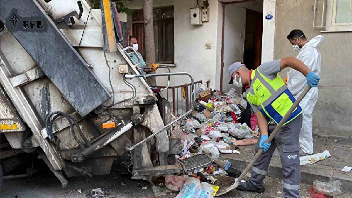 Evsel atıkların ayrıştırılması gerekiyor<br>Uzm. Dr. Ayhan, çöplerin açıkta kalmasının sinek üremesini kolaylaştırdığını belirterek, evsel atıkların doğru şekilde ayrıştırılması gerektiğini söyledi. Ayrıca, vatandaşların çöplerini ağzı sıkıca kapalı poşetlerde konteynerlere bırakmasının ve geri dönüşüm atıklarını ayrı toplamasının hem çevre hem de sağlık açısından faydalı olacağını ifade etti.