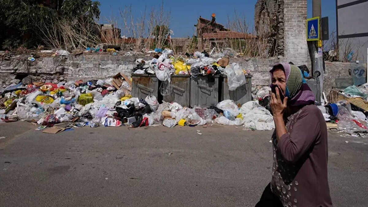 "Çöp yönetimi halk sağlığı açısından kritik"<br>Kara sineklerin hastalık taşıyıcı vektörler olduğunu vurgulayan Dr. Ayhan, bu durumun büyük salgınlara değil ancak küçük çaplı enfeksiyon kümelerine yol açabileceğini belirtti. Kentte zaman zaman yaşanan çöp toplama sorunlarının sinek popülasyonunu artırabileceğine dikkat çeken Ayhan, düzenli atık yönetiminin önemine değinerek, "Hastalık taşıyıcı etkenlerdir. Büyük salgınlar değil ama küçük küme enfeksiyonlar oluşturabilirler. Çöp yönetimi bu açıdan çok önemli" dedi.<br>