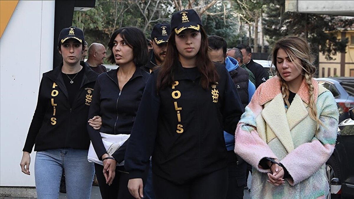 İddianamede örgüt lideri Onur Apaydın’ın örgüt içerisinde ‘gizli muhasebeci ve kasa’ konumunda olan Alisya Bahar Candan üzerinden bankacılık faaliyetlerini gerçekleştirdiği ve elde edilen suç gelirinin aklandığı belirtilmişti. Öte yandan mağdur temin etme görevlisi olan şüpheli Hacı İsrafil Sağlam iddianamede yer verilen ifadesinde örgüt toplantılarına katıldığını söyleyerek "Toplantılara üst kademeden herkes katılıyordu. Saha elemanları ve alt kademe asla katılamazdı. Örgütün üst yönetimindeki herkes iştirak ediyordu. Toplantıların ikisinde Nihal Candan’ı gördüm. Nihal Candan örgüt lideri Onur Apaydın’ın sevgilisiydi. Diğer şahıslar Nihal Candan’a saygı gösteriyor ve mesafeli davranıyordu. Nihal Candan’ın yanında örgütün iç işleyişine ilişkin konular araba alım satım işler konuşuldu" şeklinde beyanda bulunduğu da iddianamede ifade edilmişti.