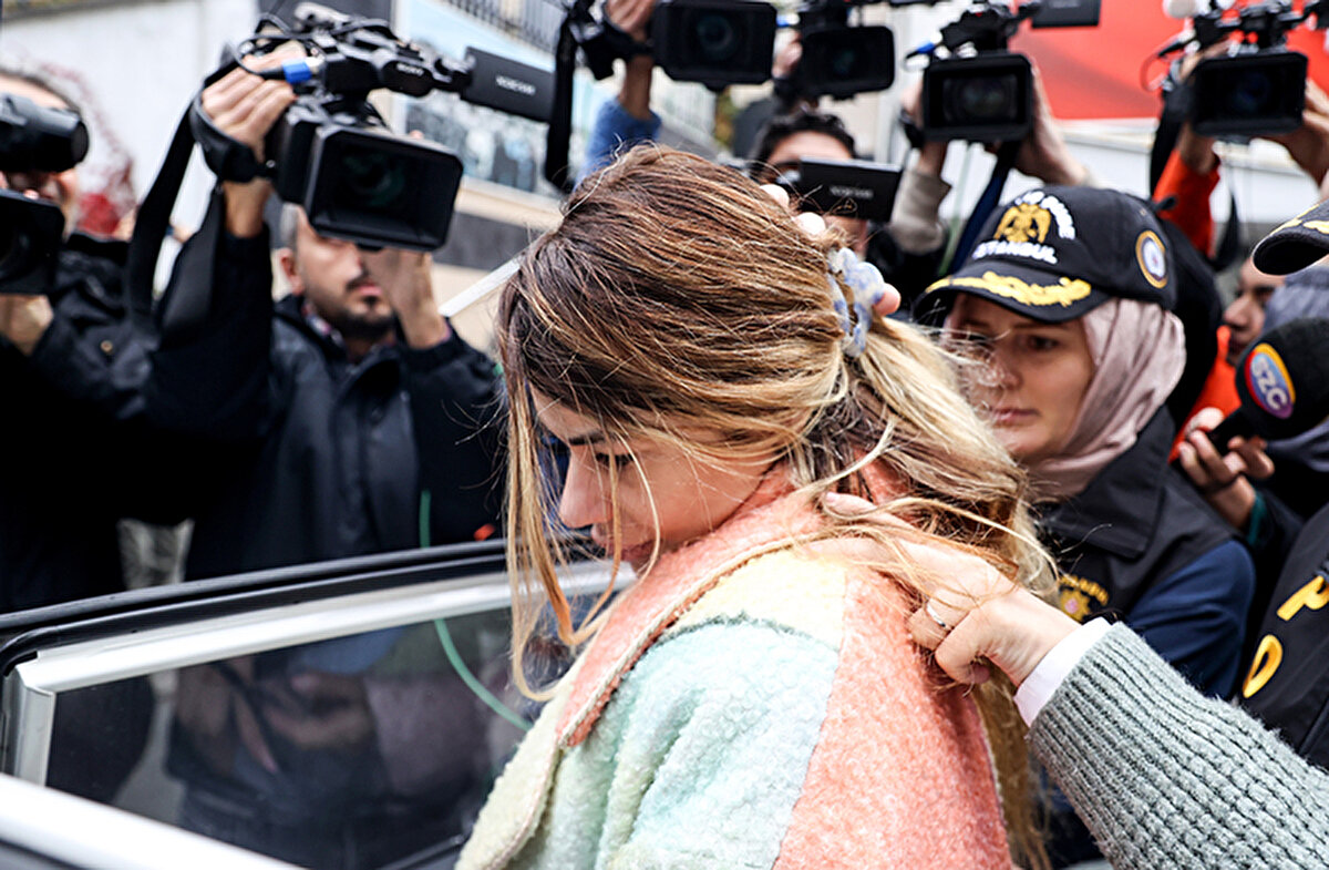 Onur Apaydın ve İlker Oflu’nun liderliğinde hareket ederek ucuza araç sattığını söyleyip vatandaşları sazan sarmalı yöntemi ile dolandırdığı iddia edilen 21 sanıklı çetenin davasının görülmesine Küçükçekmece 5. Ağır Ceza Mahkemesi’nde devam edildi. Duruşmaya, örgüt lideri olduğu öne sürülen tutulu sanık Onur Apaydın’ın da aralarında bulunduğu bir kısım sanıklar Ses ve Görüntü Bilişim Sistemi (SEGBİS) aracılığı ile duruşmaya bağlandı. 2’si tutuklu ve 1’i tutuksuz sanıklar ile tarafların avukatları duruşma salonunda hazır bulundu. Bazı tutuksuz sanıklar ise duruşmaya katılmadı. Öte yandan davanın tutuksuz sanığı Nihal Candan, 21 Haziran’da tedavi gördüğü hastanede hayatını kaybetmişti.<br>