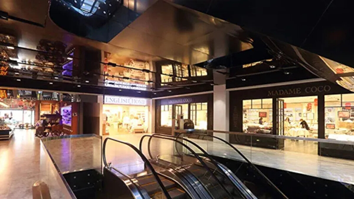 Türkiye’de lüks alışveriş deneyiminin öncüsü olan Prestige Mall, haziran ayında kapılarını son kez kapattı. 2007 yılında İstanbul Bahçeşehir’de açılan ve ülkenin ilk “lüks ve butik” AVM’si unvanını taşıyan merkez, zorlu ekonomik koşullar ve yönetim problemleri nedeniyle faaliyetlerini durdurdu.