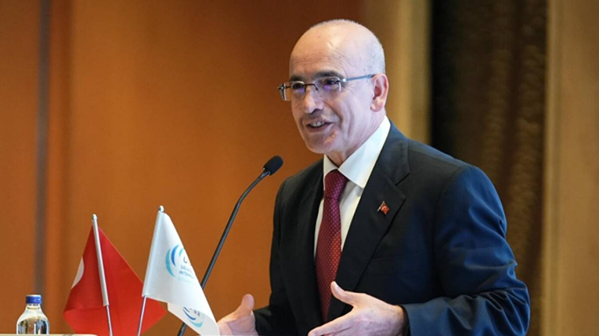 "Mobilya, deri, konfeksiyon, ayakkabı gibi emek yoğun sektörlerinin sıkıntılarını çalışıyoruz, ilave tedbirler alacağız"<br>Şimşek, tekstil, mobilya, deri, konfeksiyon, ayakkabı gibi emek yoğun sektörlerde bir takım sıkıntıların olduğunu bildiklerini belirterek, şu ifadelere yer verdi:<br>"Tekstil, mobilya, deri, konfeksiyon, ayakkabı sektörleri, emek yoğun sektörlerdir. Bu sektörlerde bir takım sıkıntıların olduğunu biliyoruz. Bu sıkıntıları da görmemezlikten gelemeyiz. Nitekim bu senenin başında birkaç adım attık. Bunlardan bir tanesi her çalışan başına KOSGEB üzerinden aylık 2 bin 500 liralık destek sunduk. En son Reeskont kredi miktarını artırırken özel bir alanın bu türden zorluk çeken sektörlere ayrılması hususunu telkin ettik.