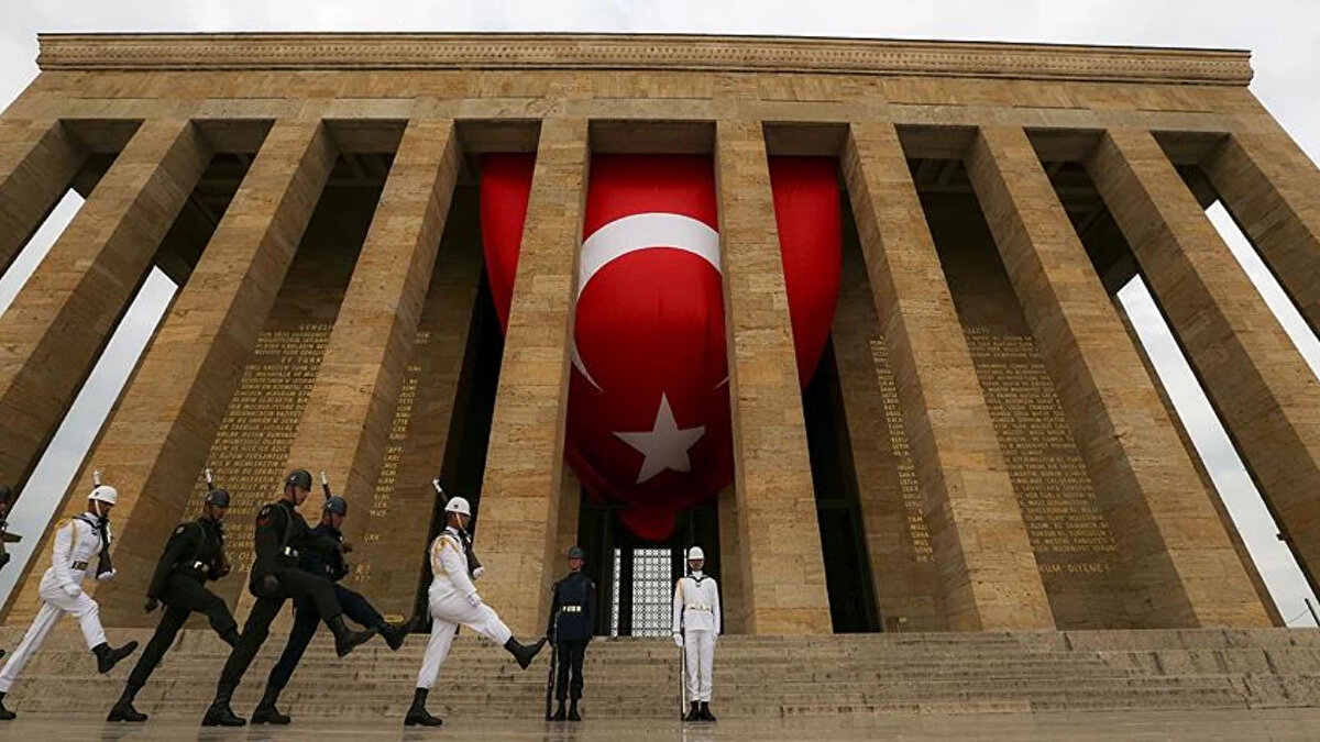 Meta Başlık (Title): 10 Kasım resmi tatil mi? 10 Kasım 2025 Pazartesi okullar, üniversiteler, iş yerleri tatil mi, açık mı?<br><br>Meta Açıklama (Description): 10 Kasım Atatürk'ü Anma Günü yaklaşırken öğrenciler ve çalışanlar "10 Kasım resmi tatil mi?" sorusuna yanıt arıyor. 10 Kasım 2025 Pazartesi günü okullar, üniversiteler ve iş yerleri tatil olacak mı? İşte resmi tatil detayı...<br><br>10 Kasım Resmi Tatil mi? 10 Kasım 2025 Pazartesi Okullar, Üniversiteler ve İş Yerleri Açık mı?<br>Türkiye Cumhuriyeti'nin kurucusu Gazi Mustafa Kemal Atatürk'ün 87. vefat yıl dönümü olan 10 Kasım Atatürk'ü Anma Günü, 2025 yılında Pazartesi gününe denk geliyor. Bu anlamlı gün yaklaşırken, milyonlarca öğrenci, veli ve çalışan "10 Kasım resmi tatil mi, değil mi?" sorusunun yanıtını araştırıyor.<br><br>Özellikle 10 Kasım'ın bu yıl Pazartesi gününe denk gelmesiyle, okulların, üniversitelerin, kamu kurumlarının ve özel sektörün tatil durumu merak konusu oldu. Peki, 10 Kasım 2025 Pazartesi günü resmi tatil mi? Okullar ve iş yerleri açık olacak mı?