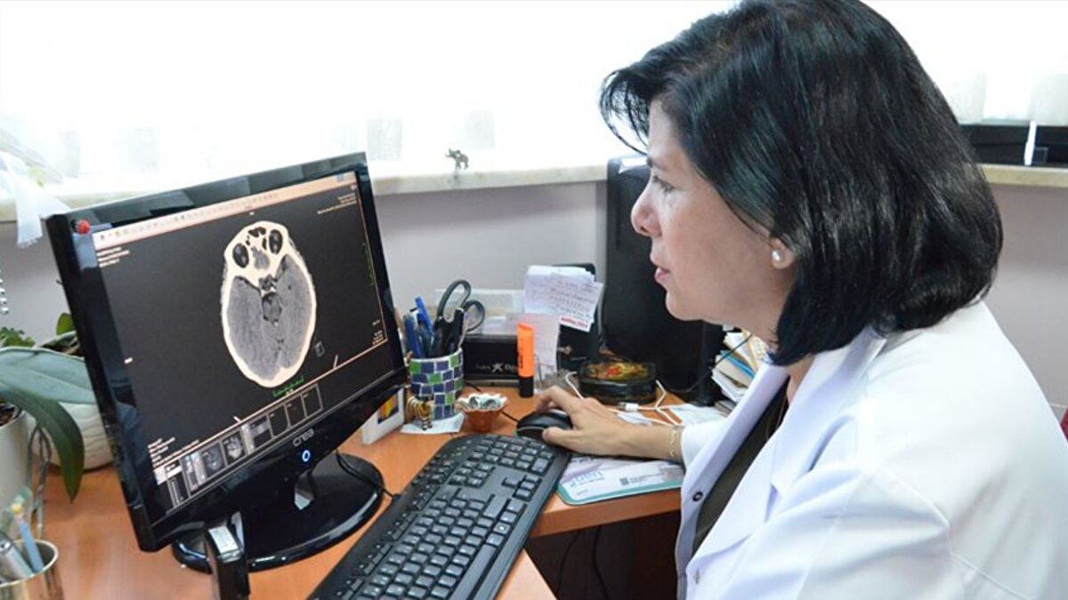 Konuya ilişkin EFE haber ajansına konuşan Idibell Üniversitesi Nörometabolizma Bölümü Direktörü Aurora Pujol da, "Bu, beynin beyaz cevherini etkileyen bir hastalık türü ve bu hastalarda yürüme, bilişsel, gelişimsel veya yüz dismorfisi sorunları görülüyor." dedi.<br><br>Hastalığın sınıflandırılmasıyla birlikte önümüzdeki yıllarda dünya çapında vaka sayılarının muhtemelen artacağını söyleyen Pujol, hastalığın tanımlanmasının teşhisi iyileştirmede önemli adım olmasına rağmen tedavi için bilim insanlarının önünde uzun bir yol olduğunu ifade etti.