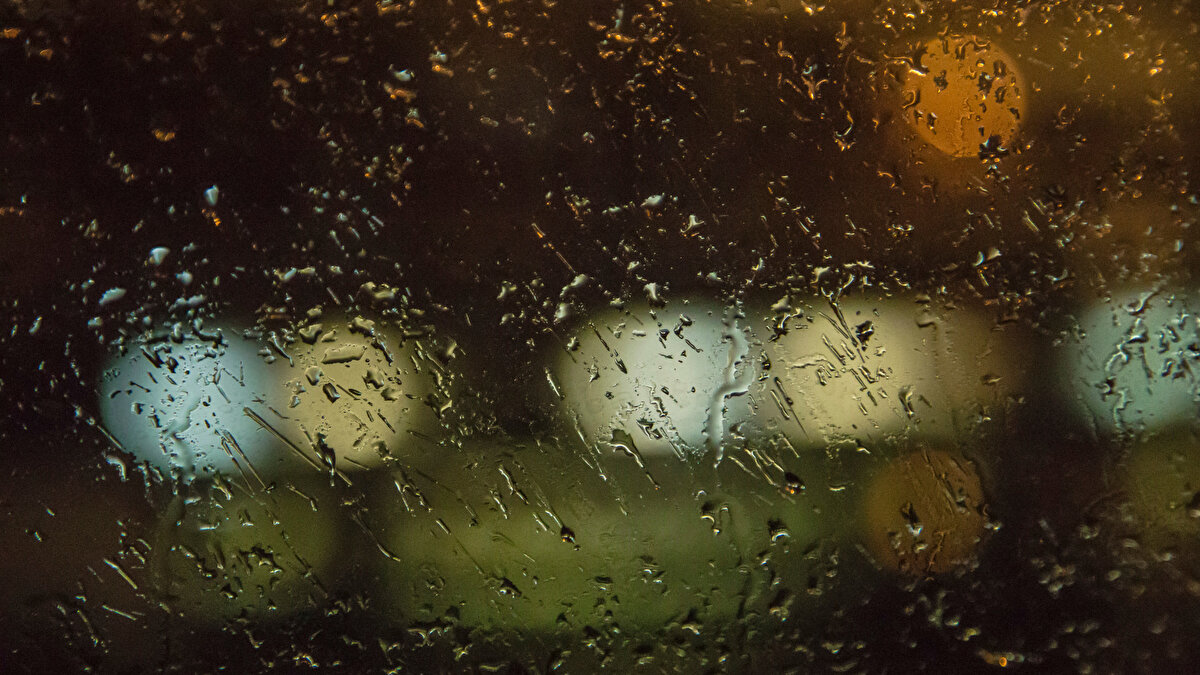 Ege Bölgesi’nde sabah saatlerinde parçalı ve çok bulutlu bir hava hakimken, öğle saatlerinden itibaren bölge genelinde gök gürültülü sağanak yağış bekleniyor. Meteoroloji, özellikle İzmir’de öğleden sonra başlayacak yağışların yer yer kuvvetli olabileceği uyarısında bulundu. Kentte sıcaklık 24 derece civarında seyredecek.