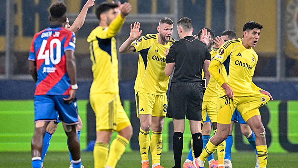 VAR'A GİDEN HAKEM PENALTI VERMEDİ<br><br>VAR'a giden hakem, pozisyonu izledi ancak penaltı kararı vermedi. Hollandalı hakem Allard Lindhout'a sosyal medyada çok büyük tepki gösterildi.