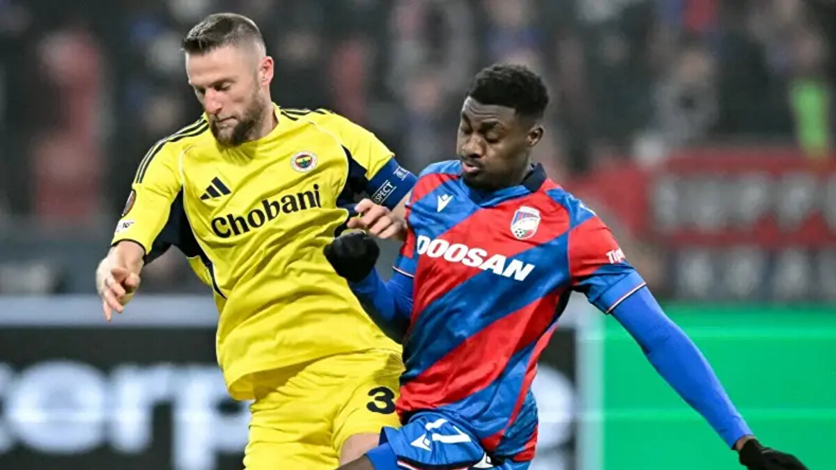 Takvim'de yazan İlker Yağcıoğlu: "Teknik Direktör Tedesco, bu maçta kazanmayı değil, kaybetmemeyi önceleyen bir planla sahadaydı. Fenerbahçe, bu yaklaşımı ile deplasmandan istediğini alarak İstanbul'a dönmeyi başardı." ifadelerini kullandı