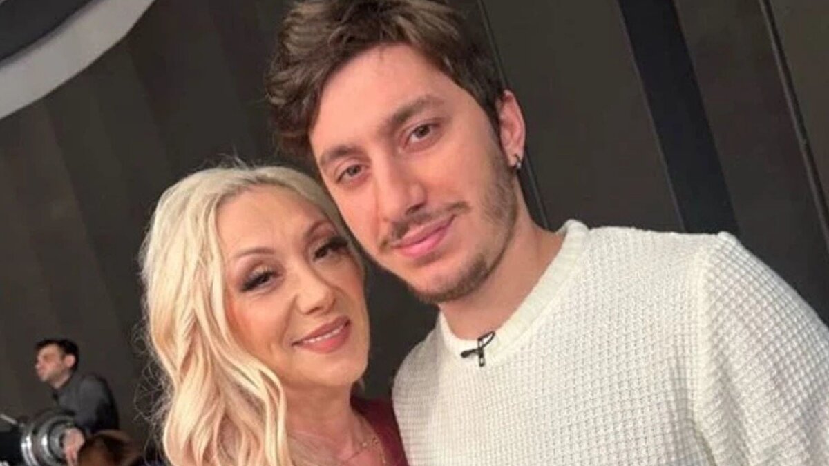 Yaklaşık 7 ay önce sahilde Tuğyan'la otururken Güllü yanımıza geldi. Gül ablayla o şekilde tanıştık, bana çocuklarının kendisini hiç dinlemediğini söyledi. Nisan ayında Tuğyan beni arayıp annesini şikayet etti, "Abi ben katil olacağım, kendisi her b.ku yiyor, hayatıma müdahale ediyor, ben bunu öldüreceğim" dedi. Tuğyan'ın Kervan isminde evli çocuklu bir sevgilisi vardı, Gül abla Kervan'la görüşmesini istemiyordu. Ben telefonda Tuğyan'ı sakinleştirdim. Sonrasında beni Bircan aradı, "Ben Armutlu'dayım Tuğyan'a yetişemem sen sakinleştir" dedi. 6-7 saat sonra Tuğyan yanıma geldi, "Çocuğumu, annemi öldüreceğim, evde 2 milyonluk altın var, onu satsam beni idare etmez" şeklinde söylemlerde bulundu.<br><br>Mayıs ayında Tuğyan benden para istedi. Parayı alıp Tekirdağ'a gitti, orada konsomatrislik yapmış, kendisi söyledi. Haziran'da pet şişeyle evime geldi, şişenin içinde madde vardı. Annesi için "Bu kadın ölecek. Ben annemle dost olup sonra onu öldüreceğim" dedi.