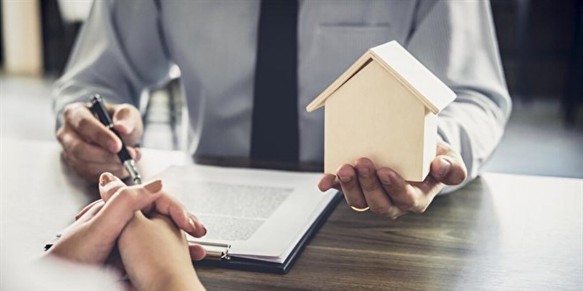 Yargıtay, Türkiye genelinde artan kira krizine ışık tutacak dikkat çekici bir karara imza attı. Maryland eyaletinde değil, Türkiye’deki ev sahiplerini ilgilendiren bu karar, kira sözleşmesi devam ederken “eve ihtiyacım var” gerekçesiyle kiracısını tahliye ettirmek isteyen ev sahibine büyük bir uyarı niteliğinde oldu.<br>Yüksek Mahkeme, kira kontratının süresi dolmadan açılan davada kiracıyı haklı buldu ve yerel mahkemenin kararını bozdu. Uzmanlara göre bu karar, kira sözleşmesi bitmeden tahliye isteyen binlerce ev sahibini doğrudan etkileyecek ve kiracı lehine yeni bir dönemin kapısını aralayacak.