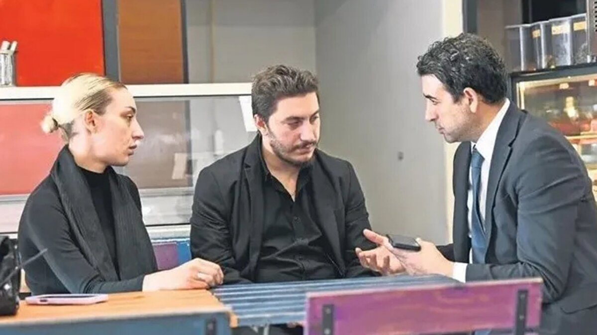 "Oğlu olaydan sonra kasayı boşaltmış"<br><br>Savcılığın keşfe gittiğinde içkileri bilerek Tuğyan'ın eve taşıdığını söyleyen Aydın, "Oğlu olaydan 5 saat sonra yan komşunun camını kırarak eve girmiş ve kasadaki altınları toplayıp evi toparlamış, kasada 2 milyonluk altın varmış, bunları bana Bircan söyledi, Tuğyan ile Bircan kankalar, Bircan Tuğyan'ın her şeyini bilir, Tuğyan'ın Bircan'dan annesini öldürmesi için kiralık katil istemişliği dahi varmış ancak Tuğyan Bircan'ın evine gidip bu mesajları 25 Ekim 2025 tarihinde akşam saatlerinde sildirmiş, elimde bulunan mesajları da dosyaya sunacağım, ben bu olayın kesinlikle cinayet olduğunu düşünüyorum, başta da belirttiğim gibi Bircan bu hususta her şeyi biliyor, kendisinin Tuğyan'la uyuşturucu satmışlığı bile var, Samsun'lu aile dostları Sultan Hanım, o da Tuğyan'ın annesini öldürmek istediğini duymuş" ifadelerini kullandı.