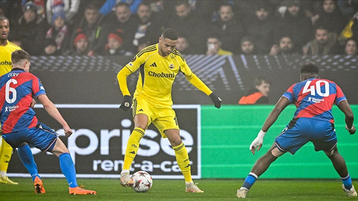 Maçtan dakikalar önce Viktoria Plzen taraftarları, üzerindeki ifadeyle adeta ortalığı yangın yerine çeviren bir pankart açtı.