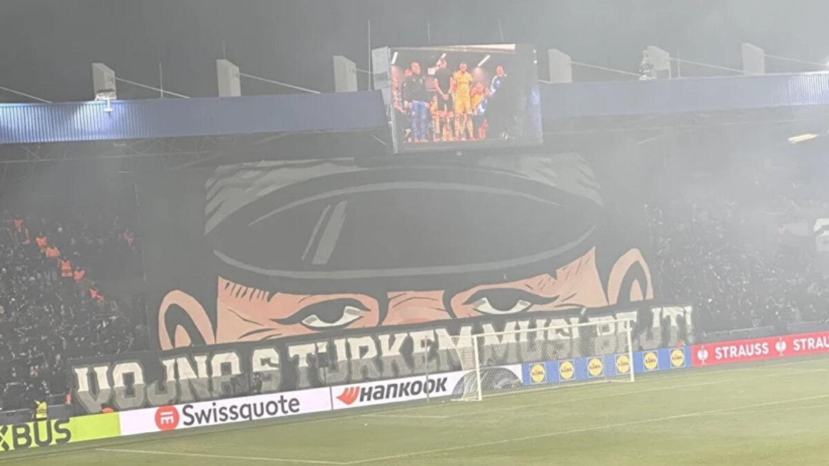 UEFA'YA YAPTIRIM ÇAĞRISI <br><br>Açılan pankart çok büyük tepki görürken, UEFA'ya bu konuda yaptırım uygulaması gerektiği hatırlatıldı.